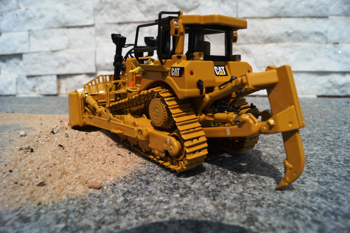 85566 - DCM - CAT D8T Raupe mit 8U Schild und Aufreißer