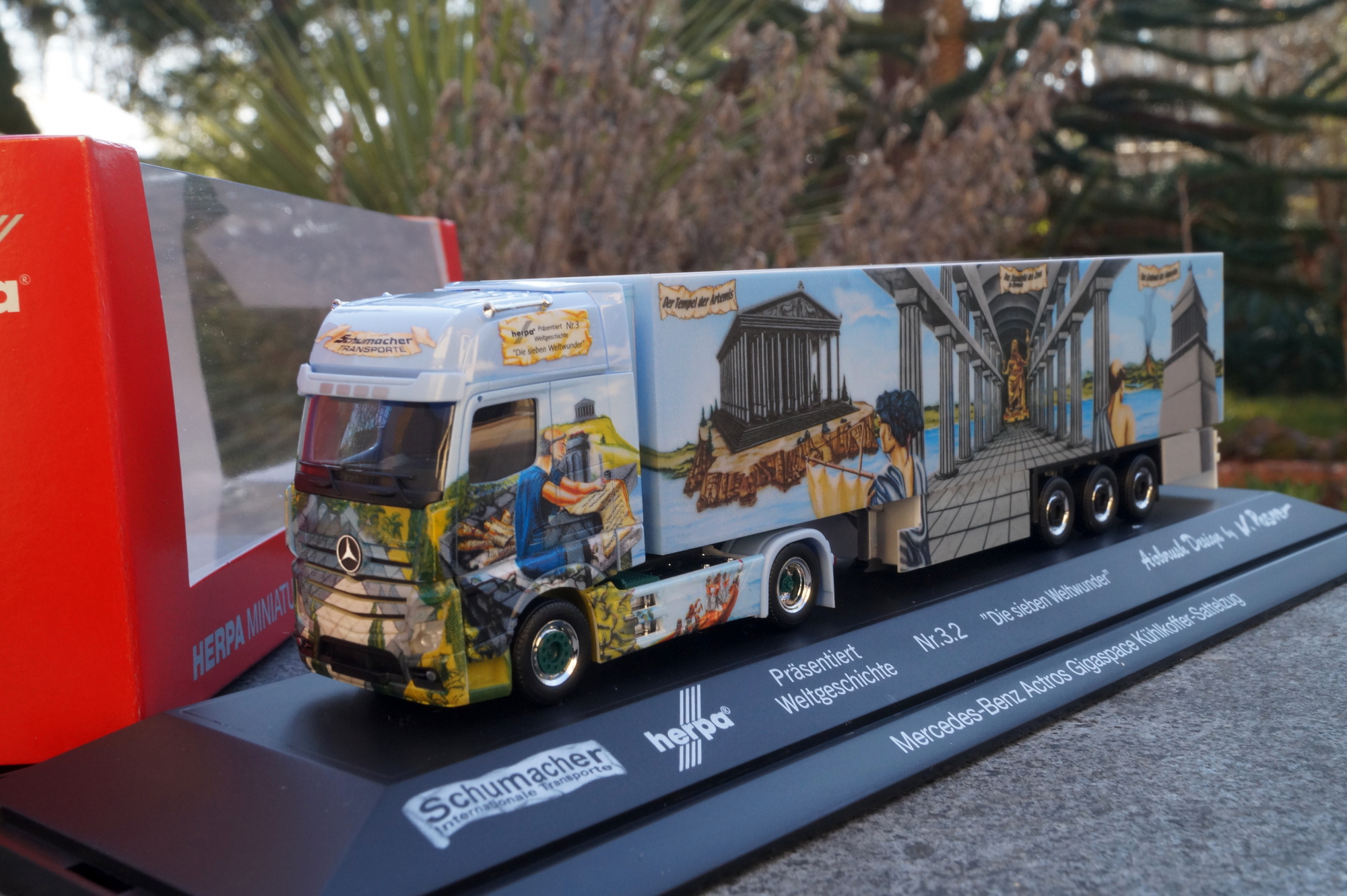 12214 - Herpa - Mercedes-Benz Actros `18 Kühlkoffer-Sattelzug „Herpa Weltgeschichte Nr. 3.2, Schumacher“