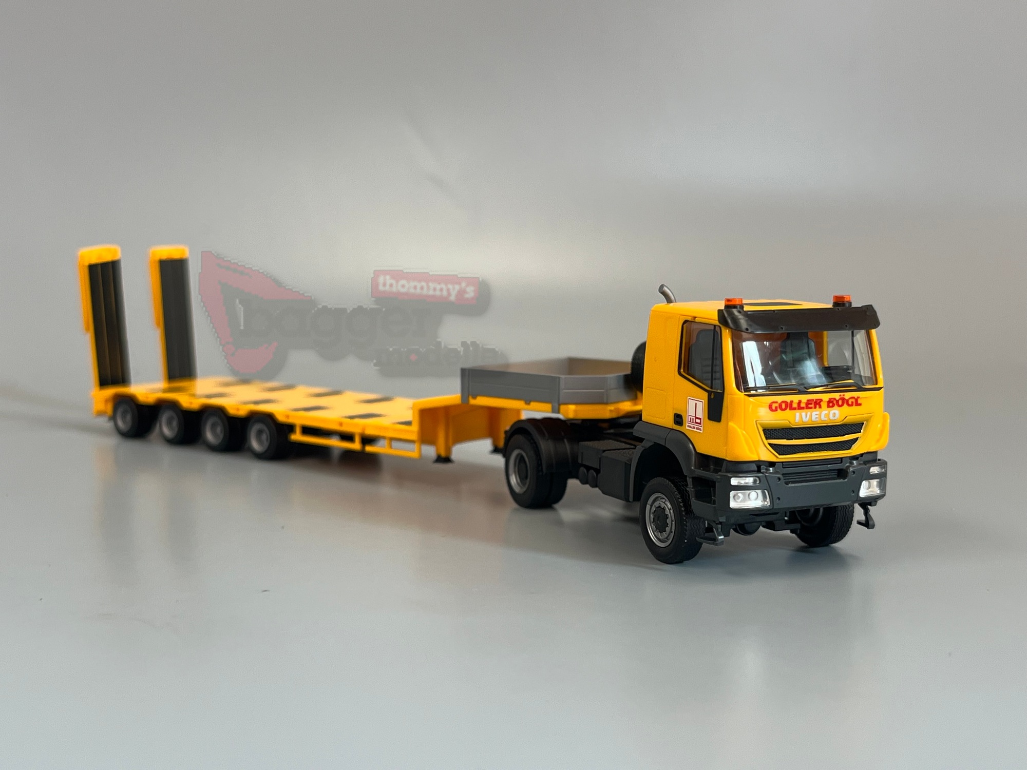 320948 - Herpa - Iveco Trakker Semitieflade-Sattelzug "Goller Bögl - IT
