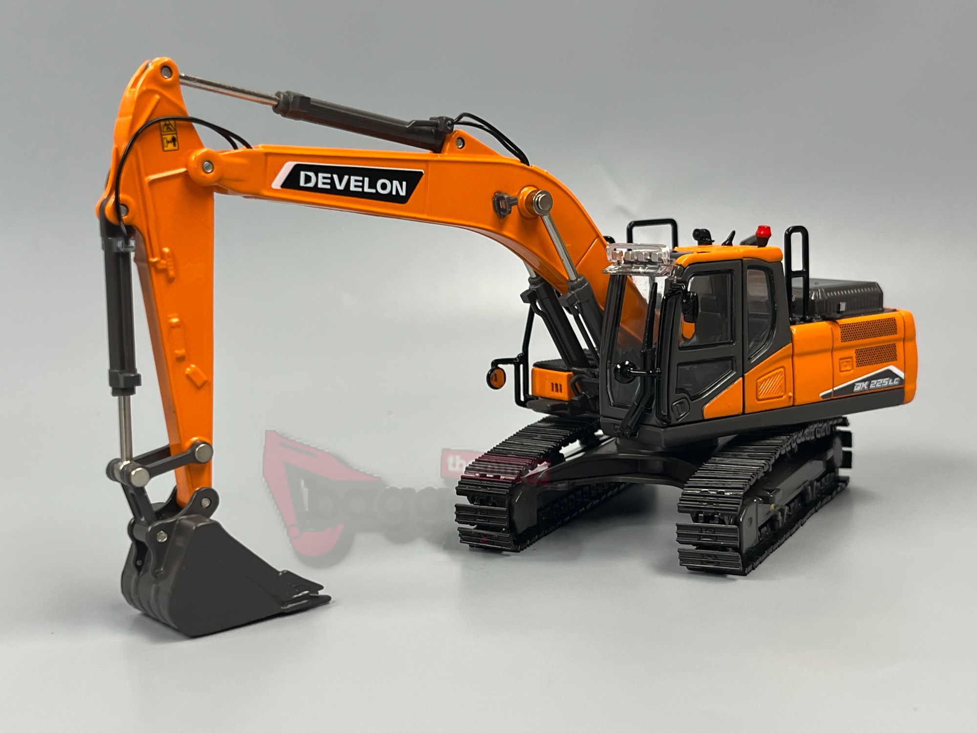 16-1040 -IMC - Develon DX 225 Kettenbagger