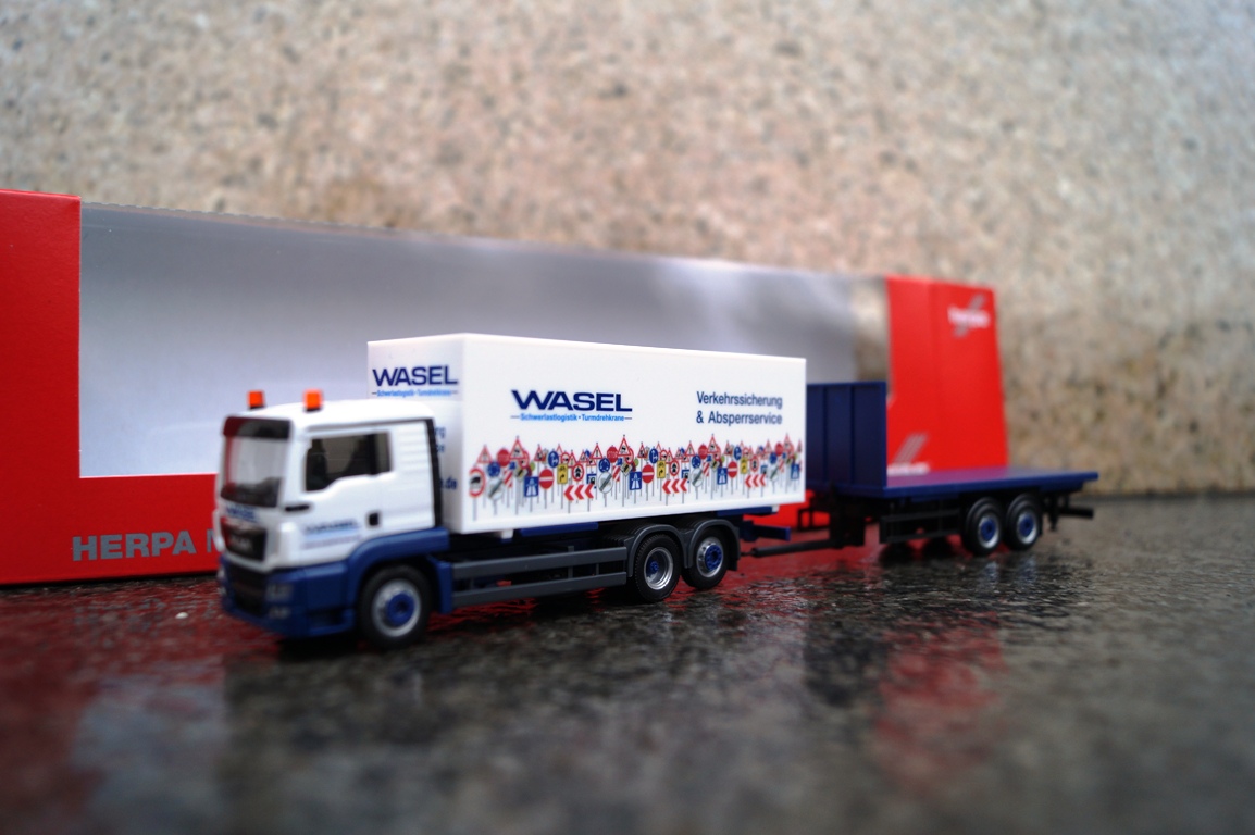 310918 - Herpa  - MAN TGS L Wechselkoffer-LKW mit Hänger und Flat "Wasel Krane