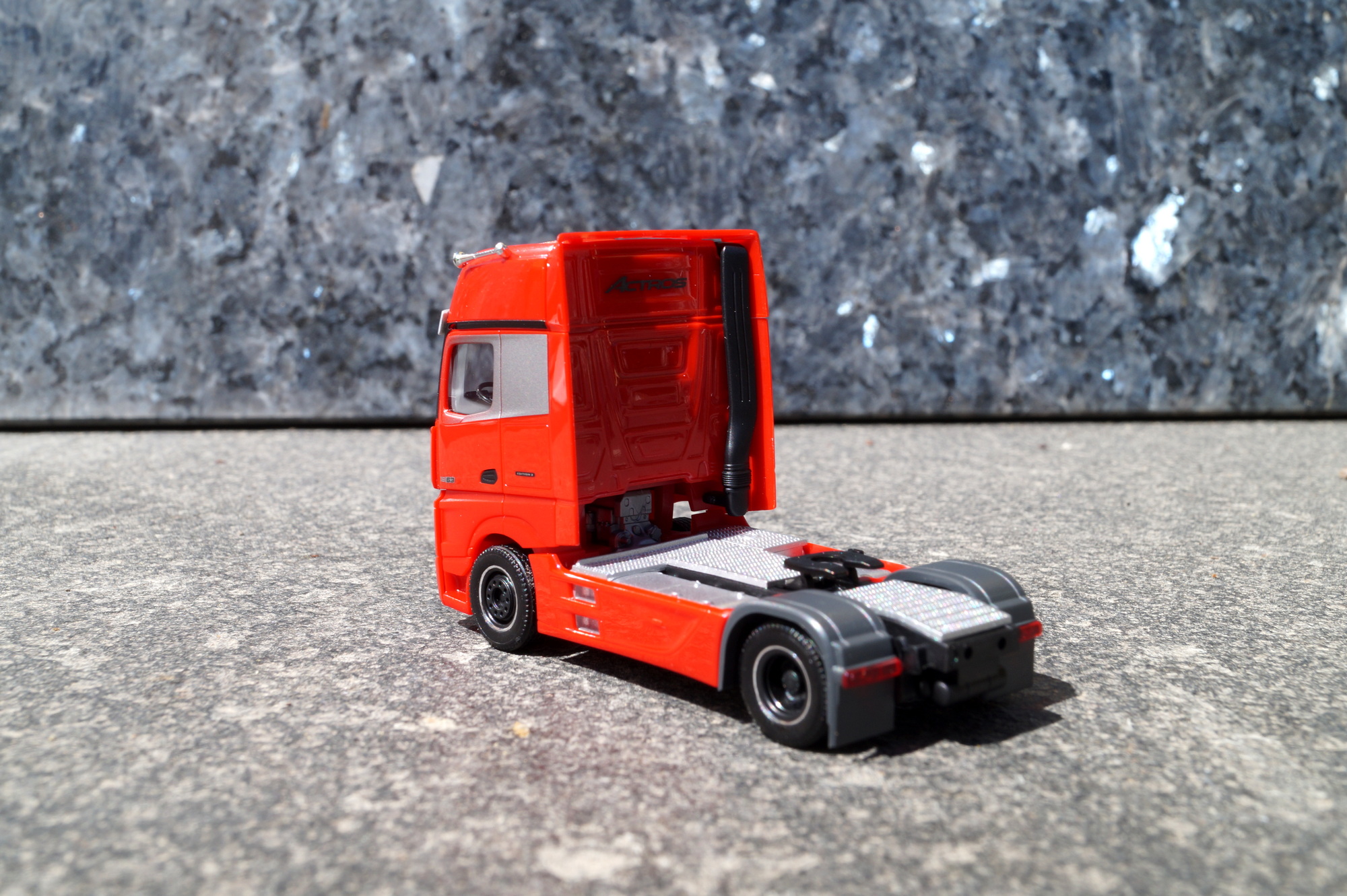 315852 - Herpa - Mercedes-Benz Actros `18 Gigaspace Zugmaschine „Edition 3“, rot