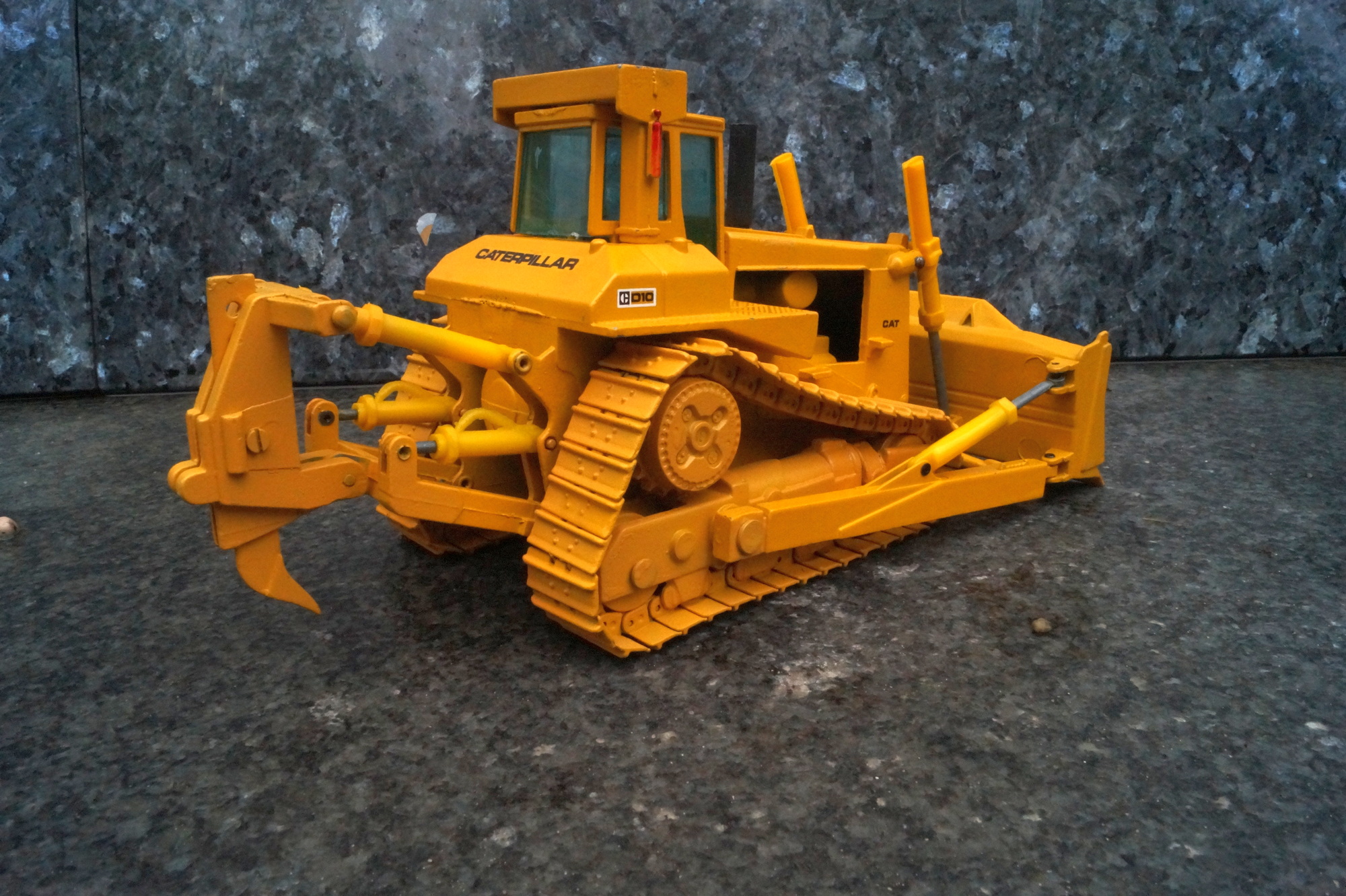 CAT D 10 Planieraupe mit Aufreißer Metallkette