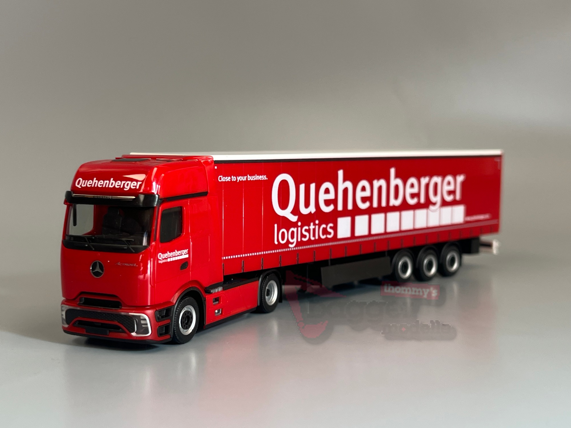 321334 -Herpa - Mercedes-Benz Actros L ProCabin Gigaspace Gardinenplanen-Sattelzug "Quehenberger"