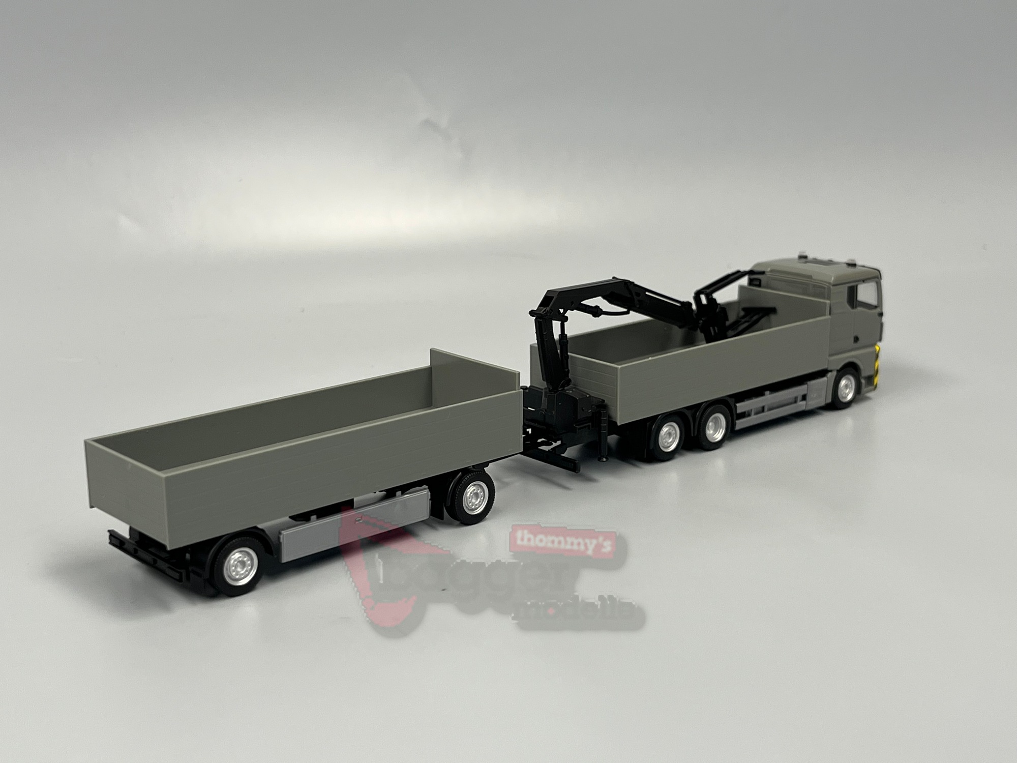 320825 - Herpa - MAN TGX GN Pritschen-Hängerzug mit Ladekran, grau/gelb