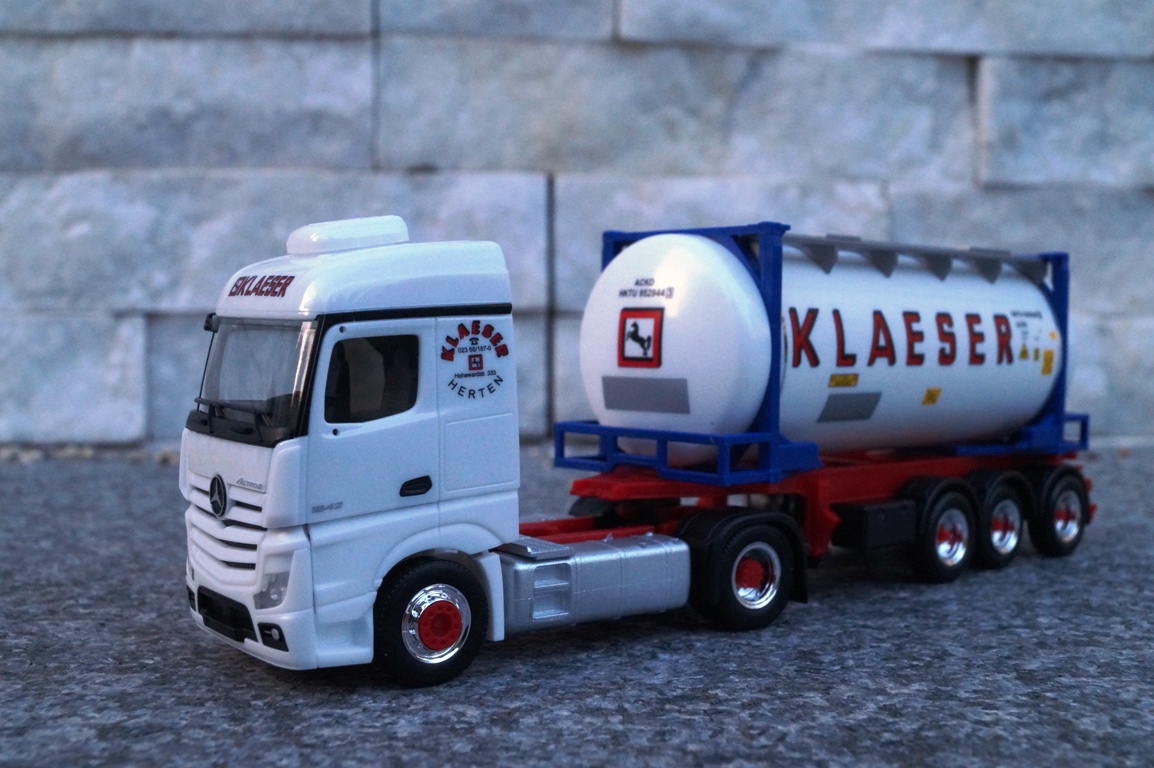 934930 - Herpa - Mercedes Benz Actros Streamspace Swapcontainer Sattelzug "Klaeser _Herten"