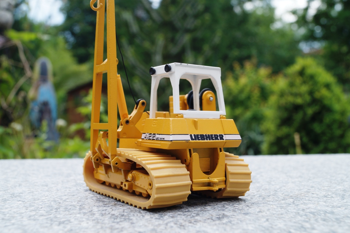 Liebherr 422  Rohrleger mit Haken