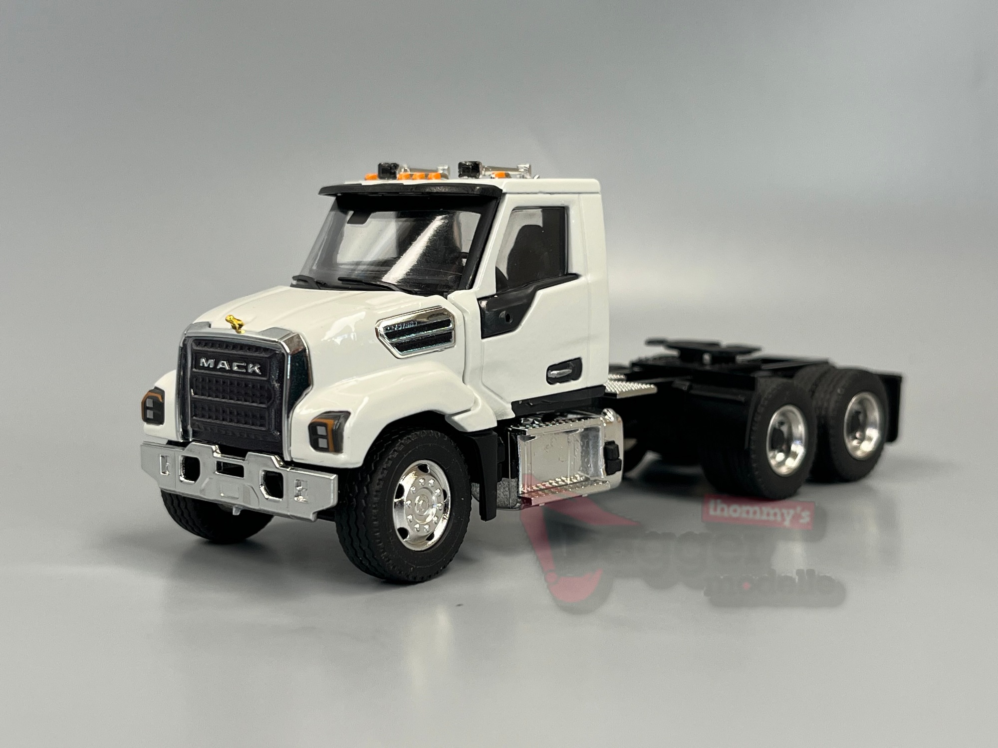 86005 - Conrad - MACK Keystone Day Cab Zugmaschine weiss