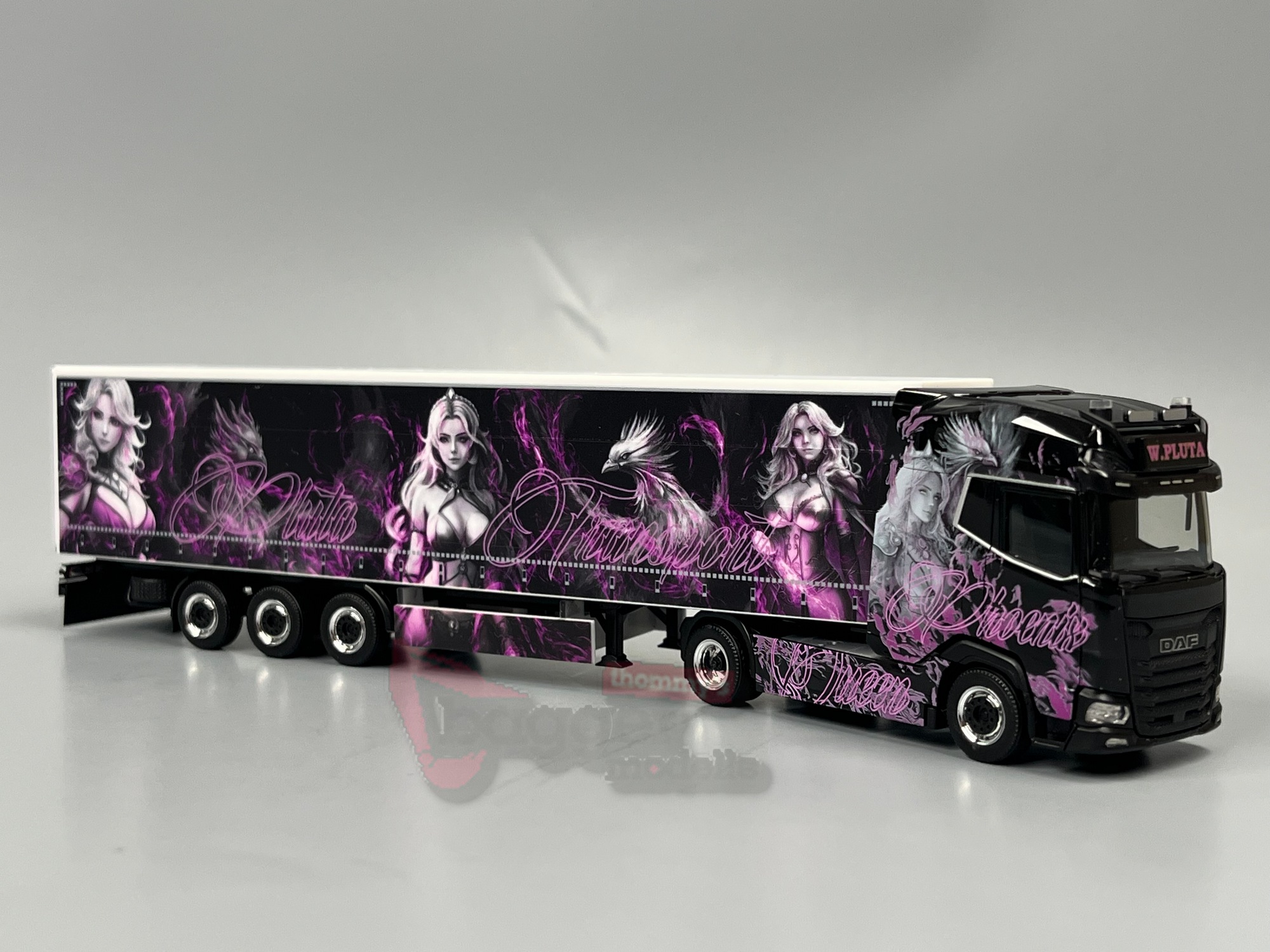320979 - Herpa - DAF XG+ Gardinenplanen-Sattelzug "Pluta/Phoenix Queen" (Polen