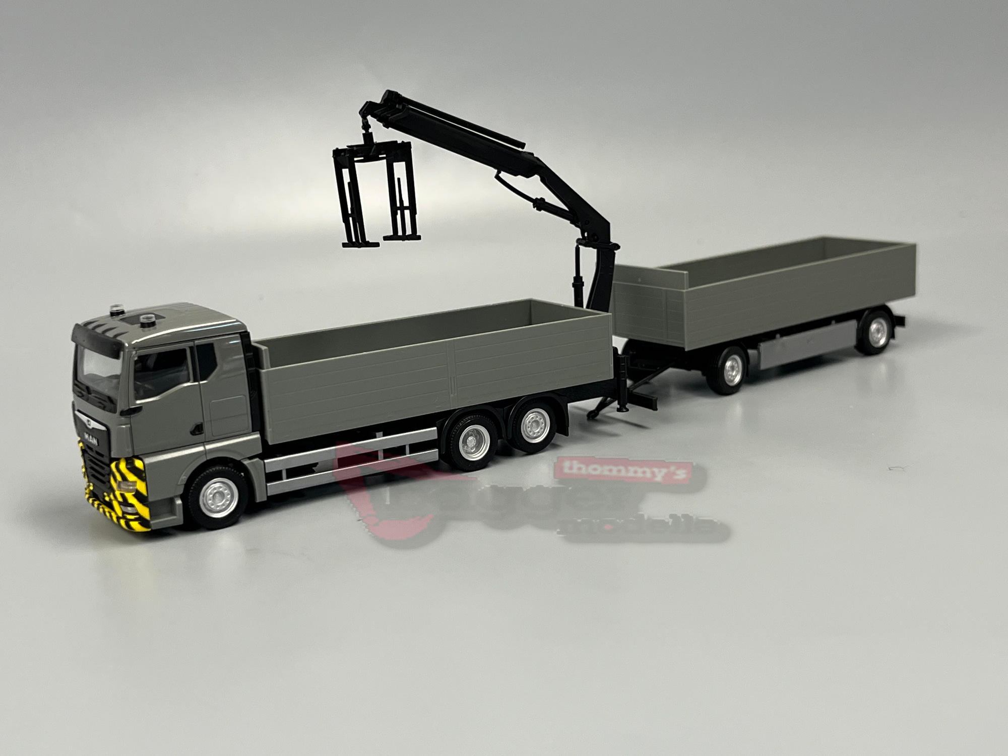 320825 - Herpa - MAN TGX GN Pritschen-Hängerzug mit Ladekran, grau/gelb