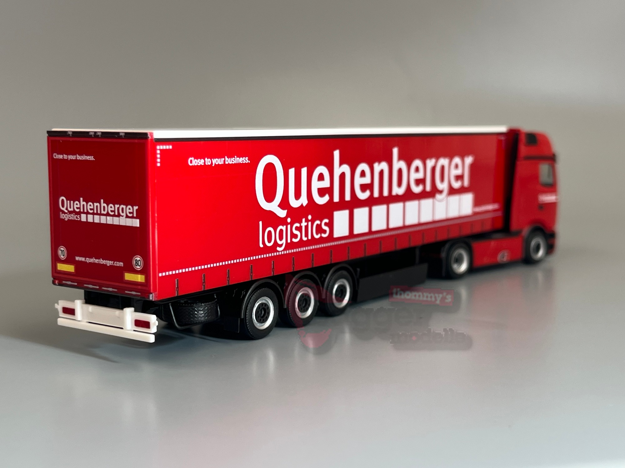 321334 -Herpa - Mercedes-Benz Actros L ProCabin Gigaspace Gardinenplanen-Sattelzug "Quehenberger" 