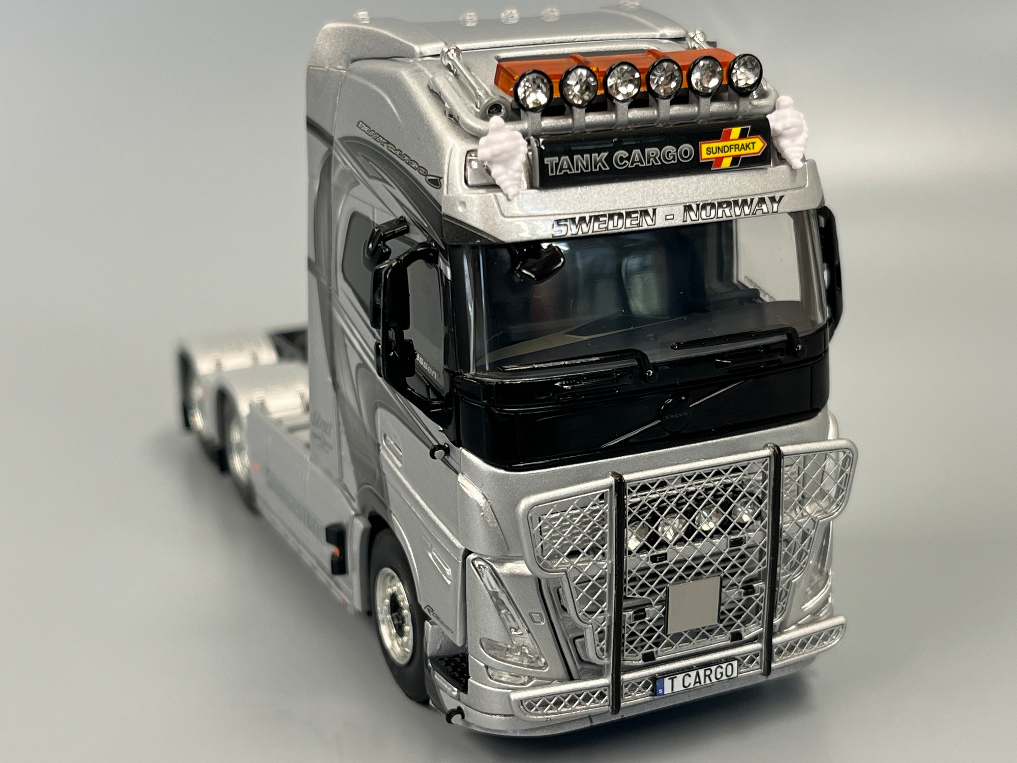 01-4963 - WSI - Volvo FH5 Globetrotter XL 6x2 3achs Zugmaschine - Tank Cargo - SE