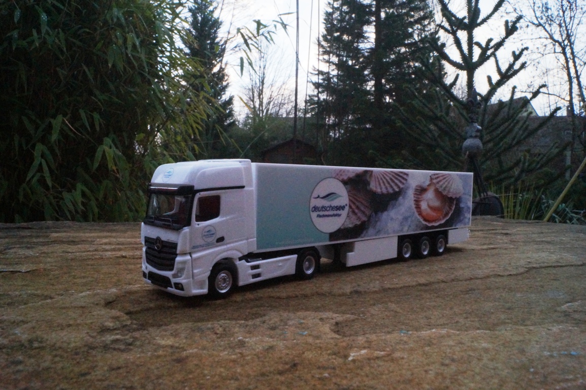 308205 - Herpa - Mercedes-Benz Actros Gigaspace Kühlkoffer-Sattelzug "Deutsche See"
