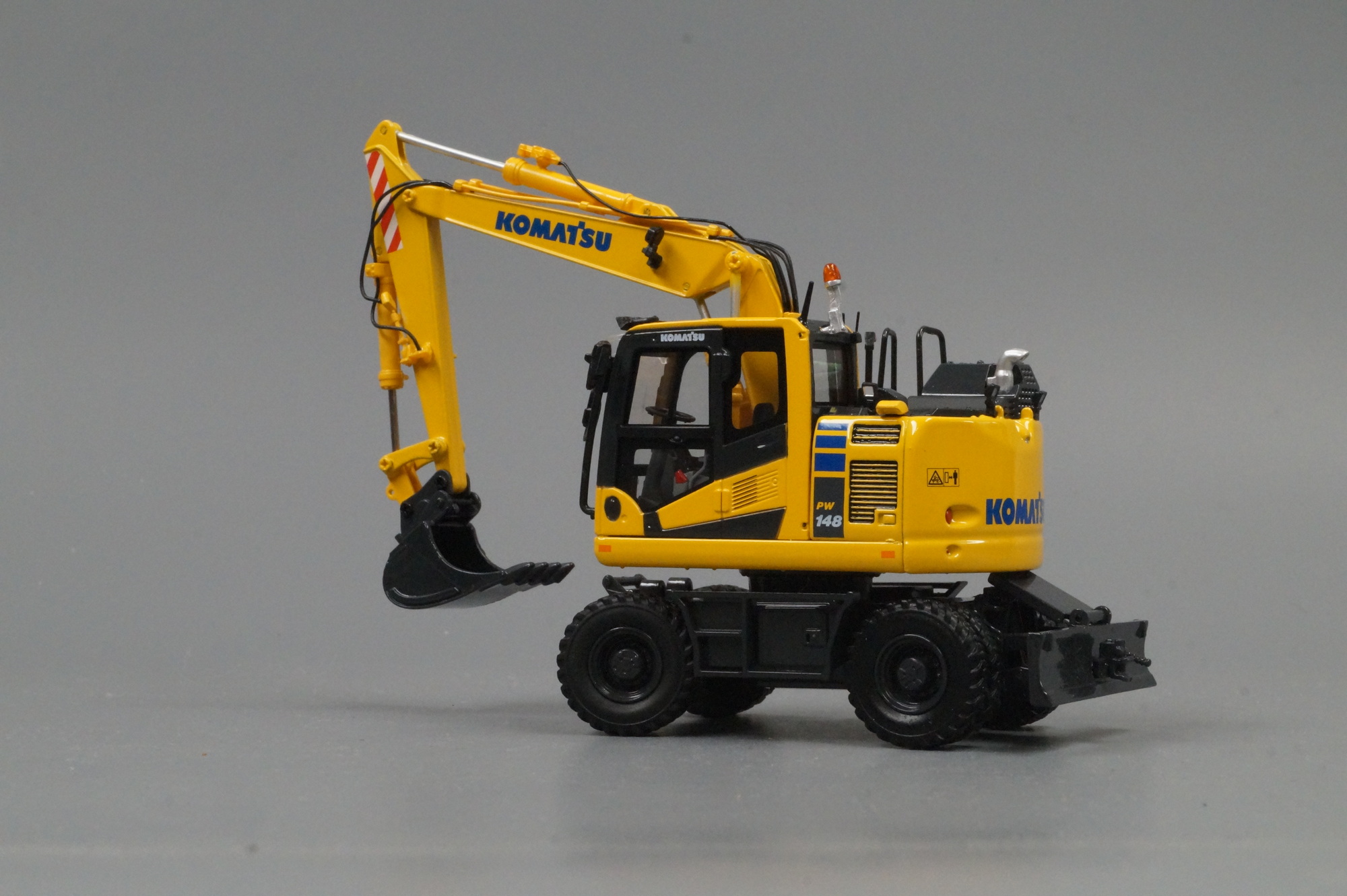UH - 8162 - Komatsu PW 148-11 Mobilbagger mit Greifer und Löffel