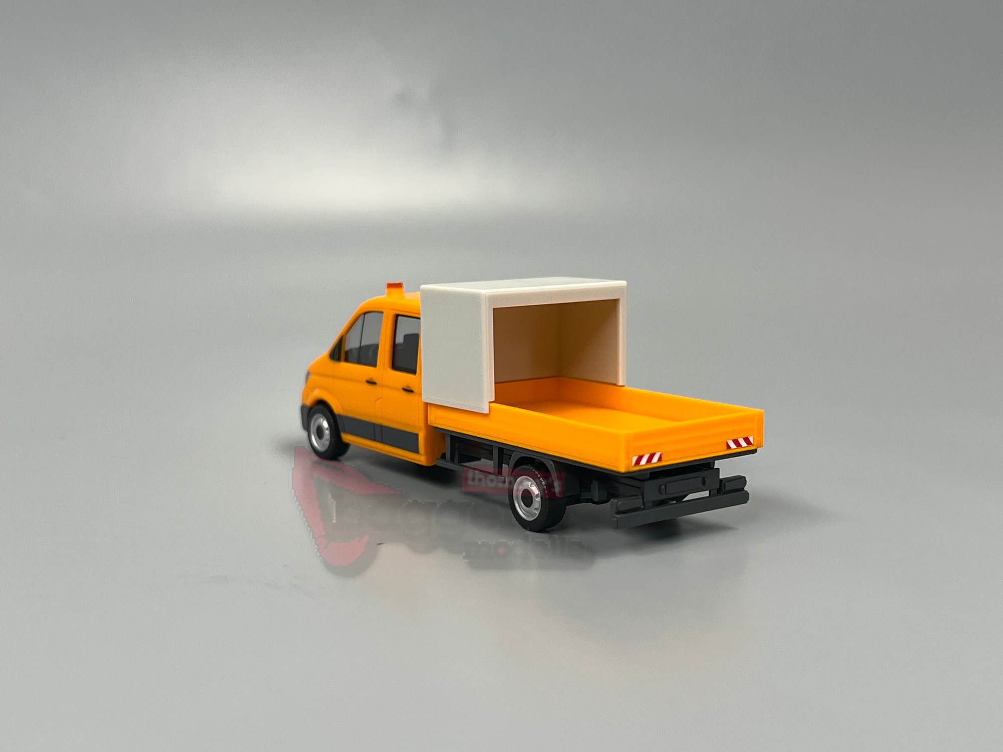 099141 - Herpa - MAN TGE Doppelkabine mit Pritsche und Halbplane Baustellenabsicherung, kommunalorange