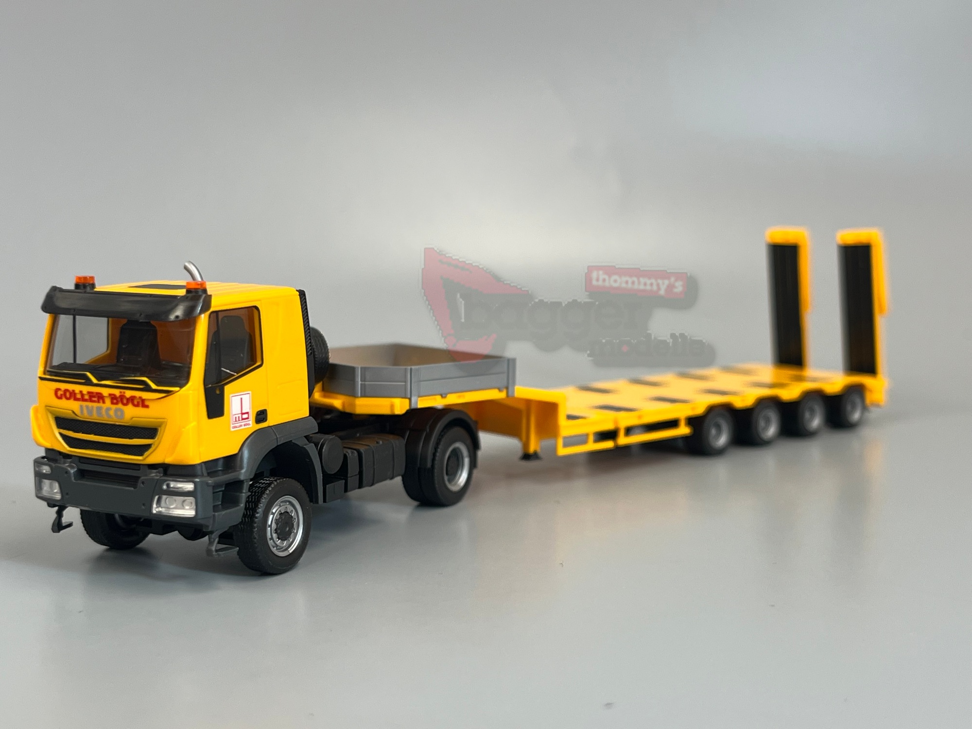 320948 - Herpa - Iveco Trakker Semitieflade-Sattelzug "Goller Bögl - IT