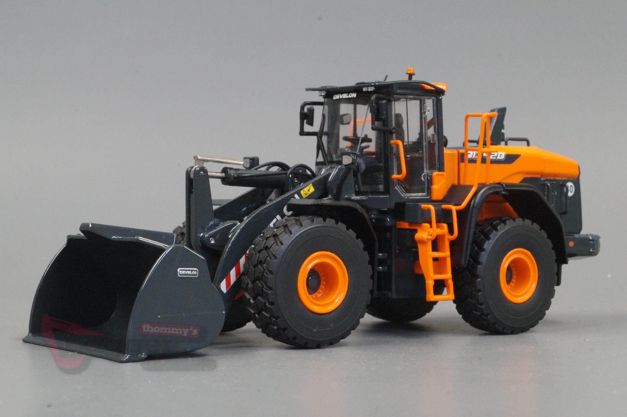 16-1013 - IMC - Develon DL 420 Radlader