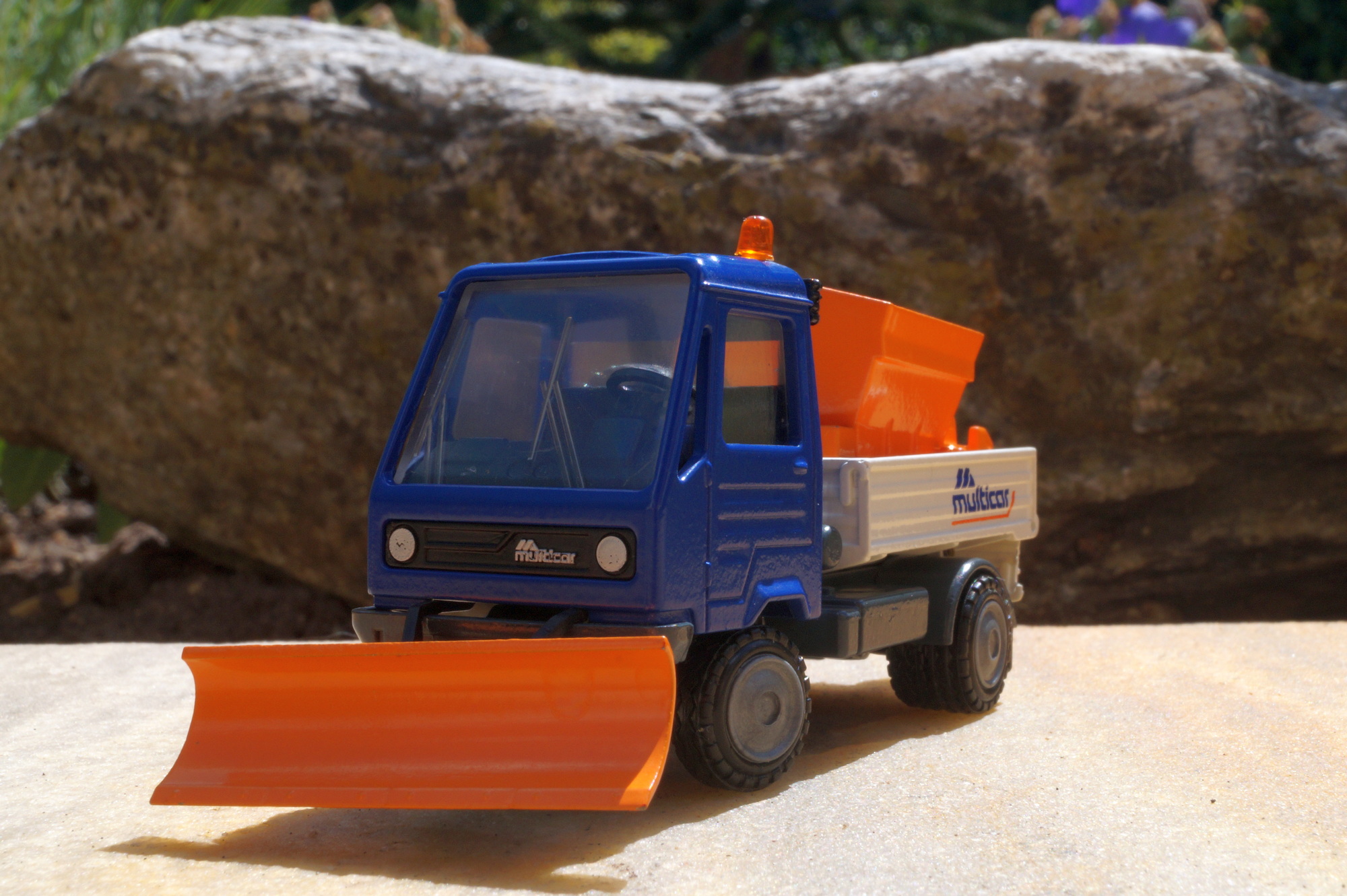 Multicar 2achs mit kippbarer Mulde und Streueinsatz Schild beweglich