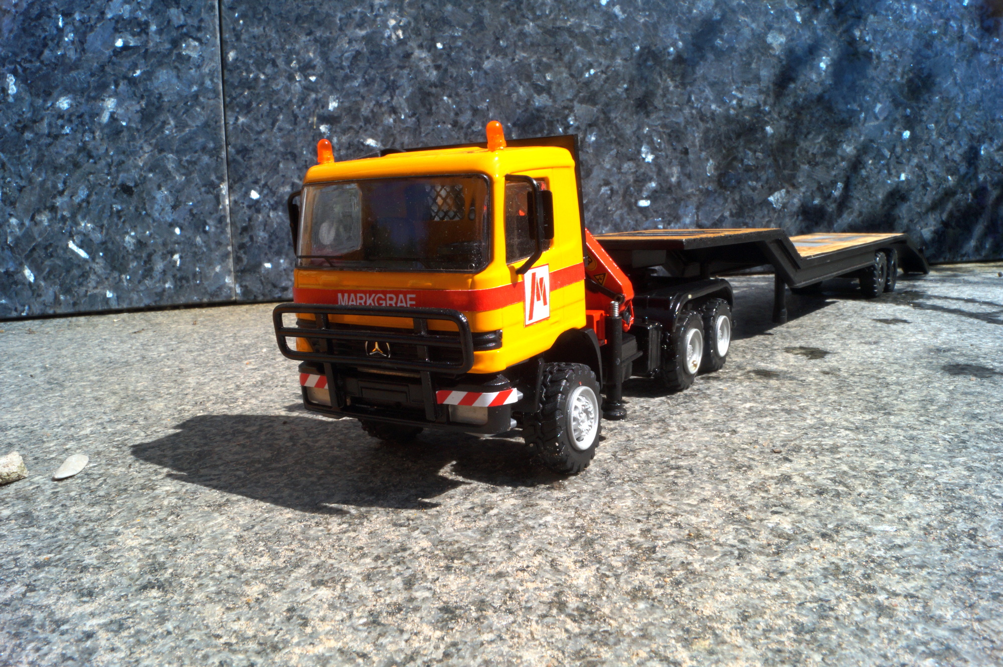 Mercedes 3achs Schwerlastzugmaschine mit 2achs Tieflader "Markgraf"