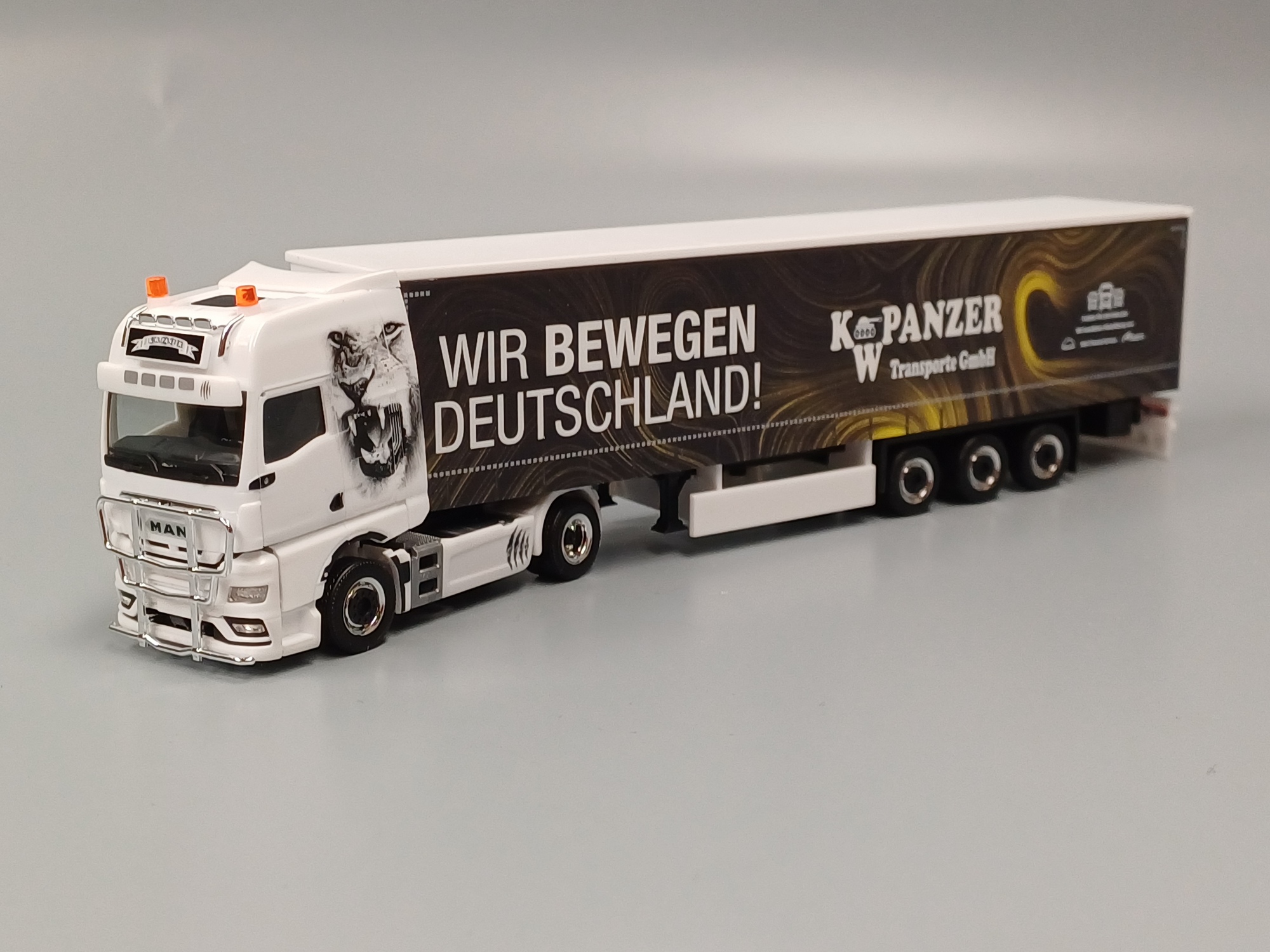 318402 - Herpa - MAN TGX GX Gardinenplanen-Sattelzug "K.W. Panzer
