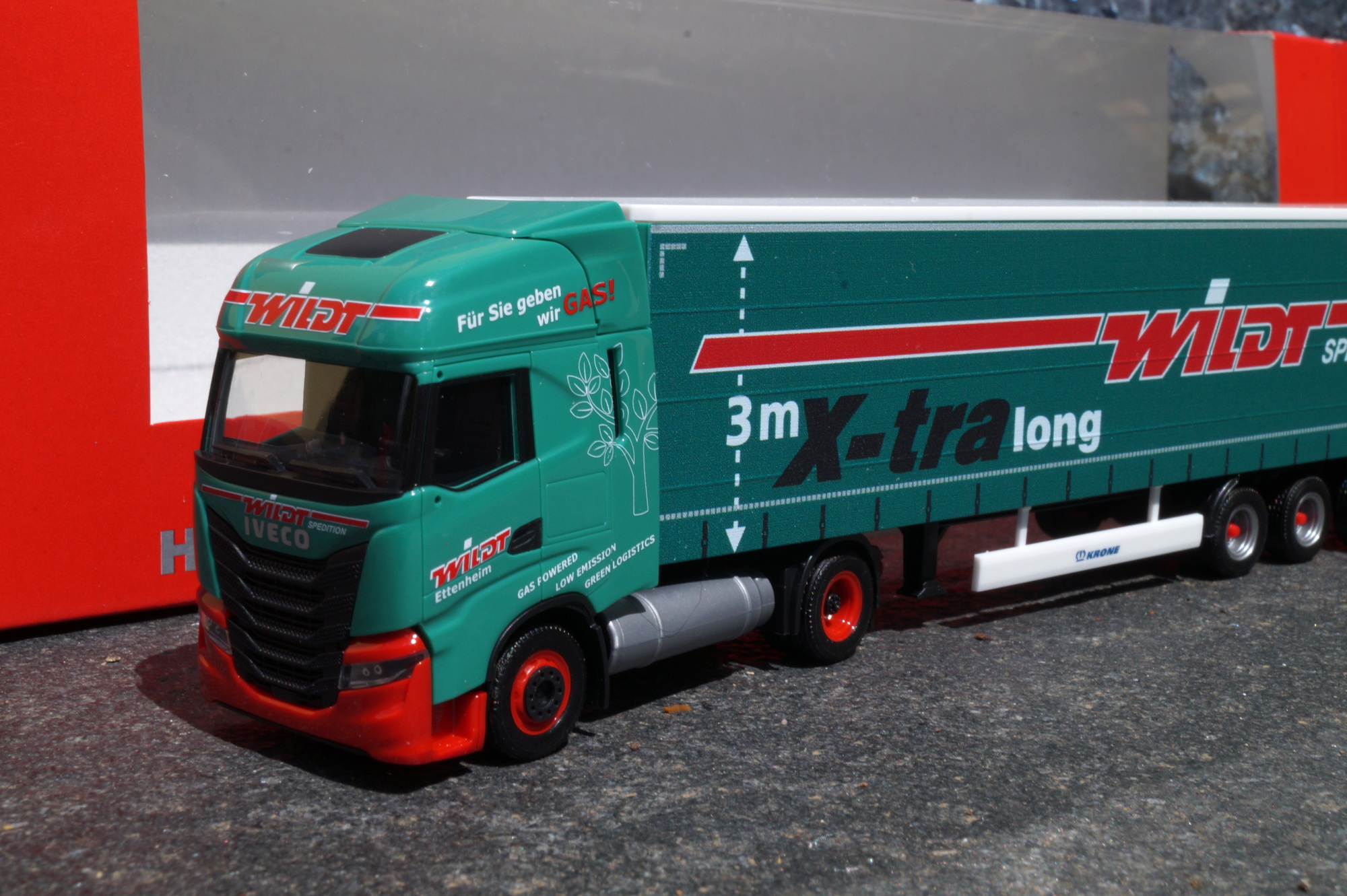 314947 - Herpa - Iveco S-Way LNG Gardinenplanen-Sattelzug 15 m „Wild"
