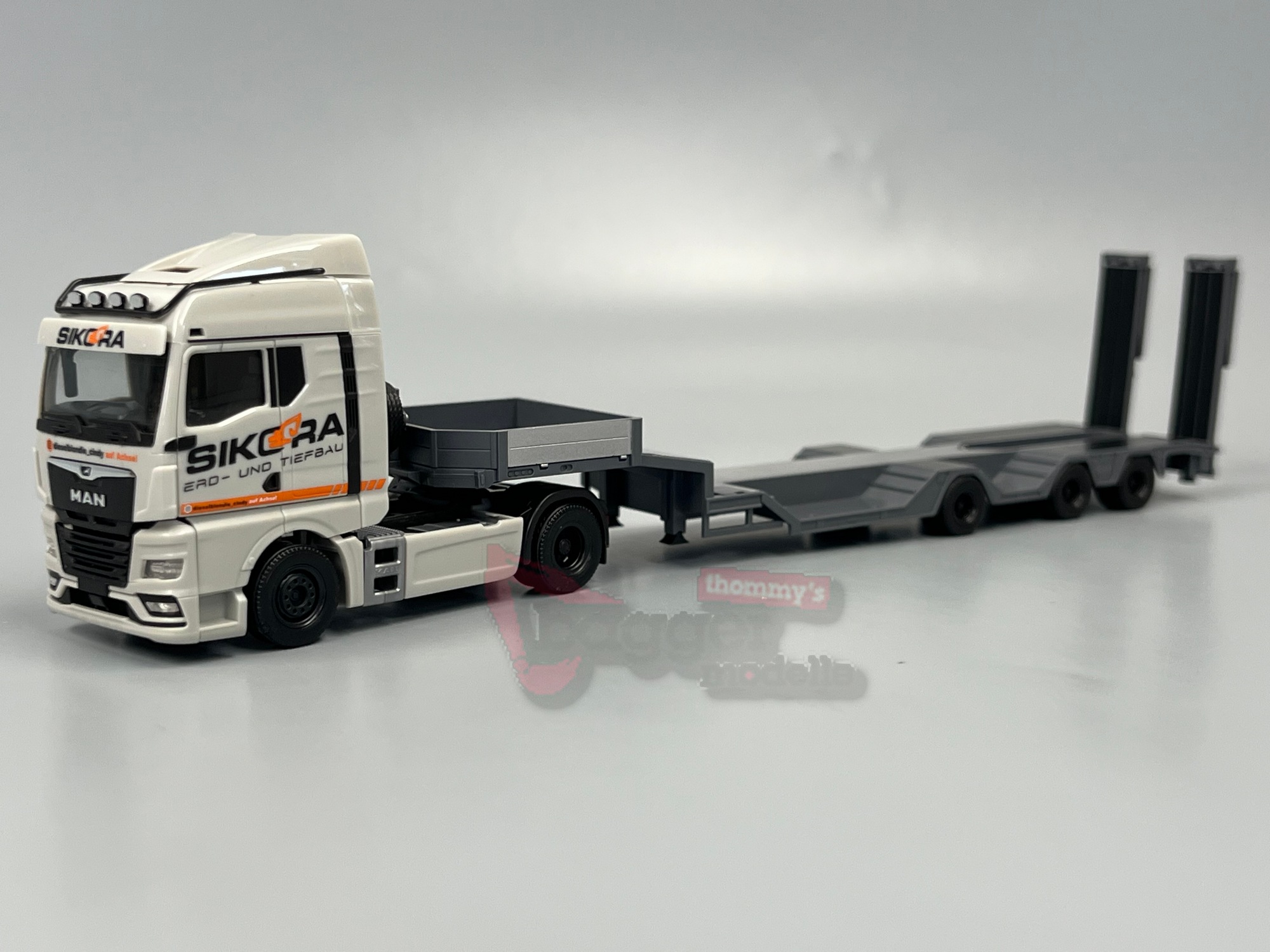 320849 - Herpa - MAN TGX GM Semitieflade-Sattelzug "Sikora/Trucker Babe Cindy"
