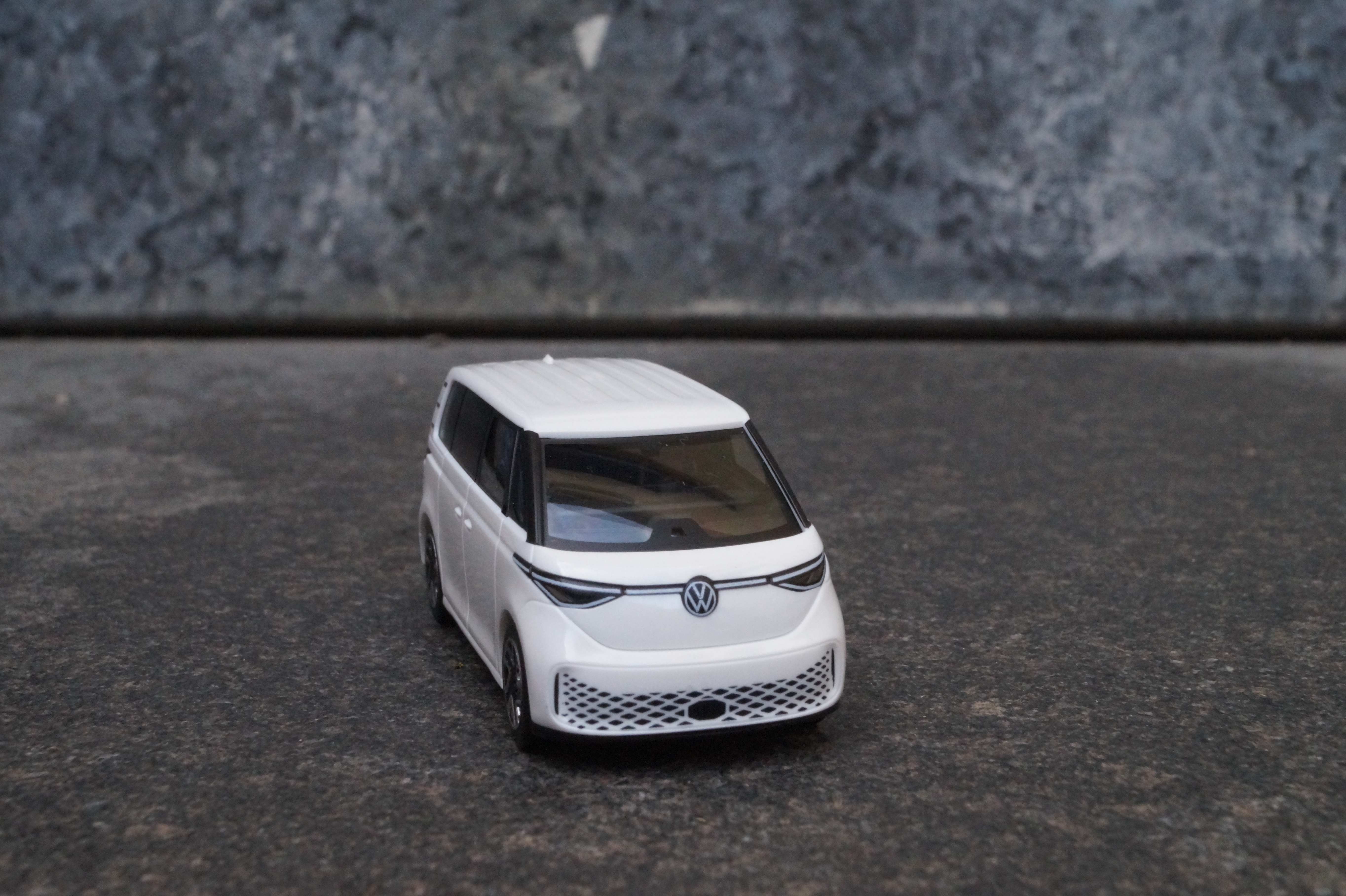 421157 -Herpa -Wolkswagen ( VW)  ID. Buzz, E- Auto Candyweiß