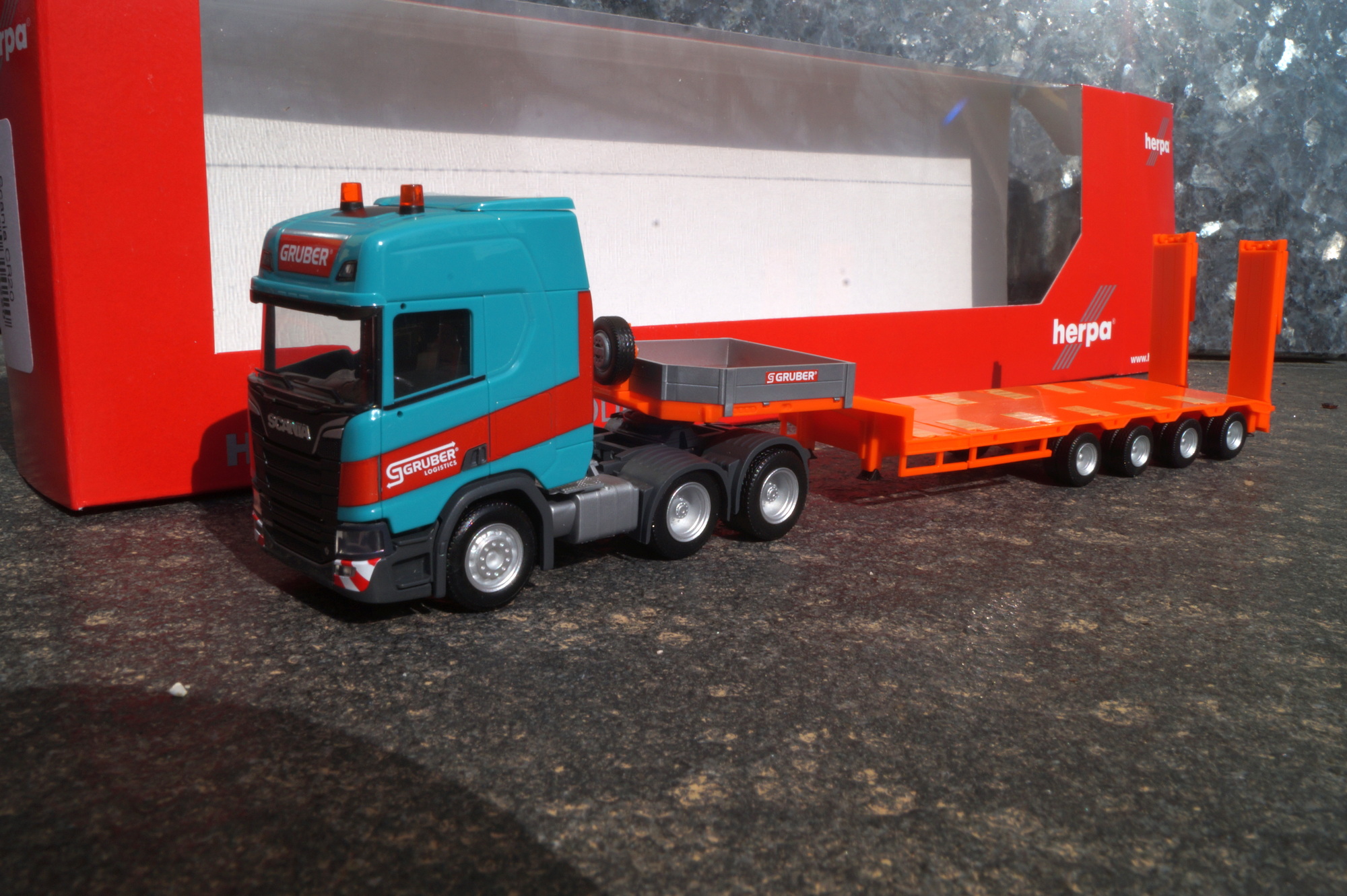314220 -Herpa  - Scania CR 20 HD 6x4 Semitieflade-Sattelzug „Gruber“ (Italien/Auer)