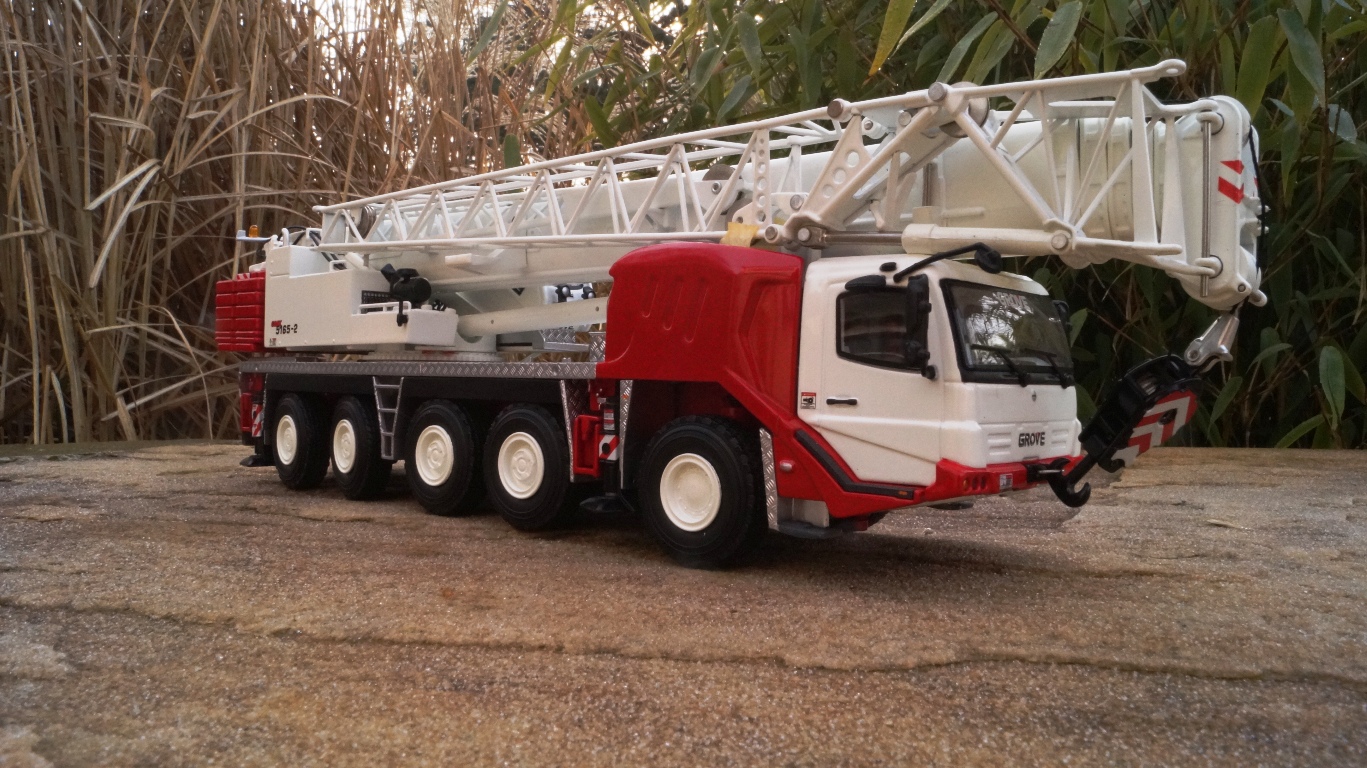 Grove GMK 5165-2 Mobilkran 5achs rot weiß