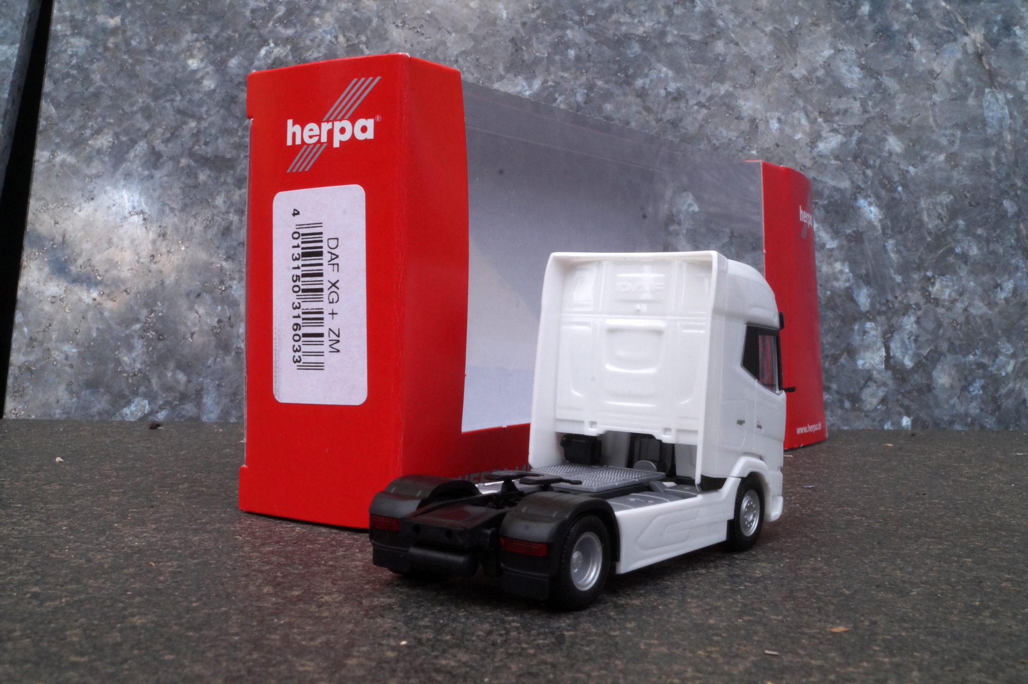 316033 _ Herpa - DAF XG+ 2achs  Zugmaschine, weiß
