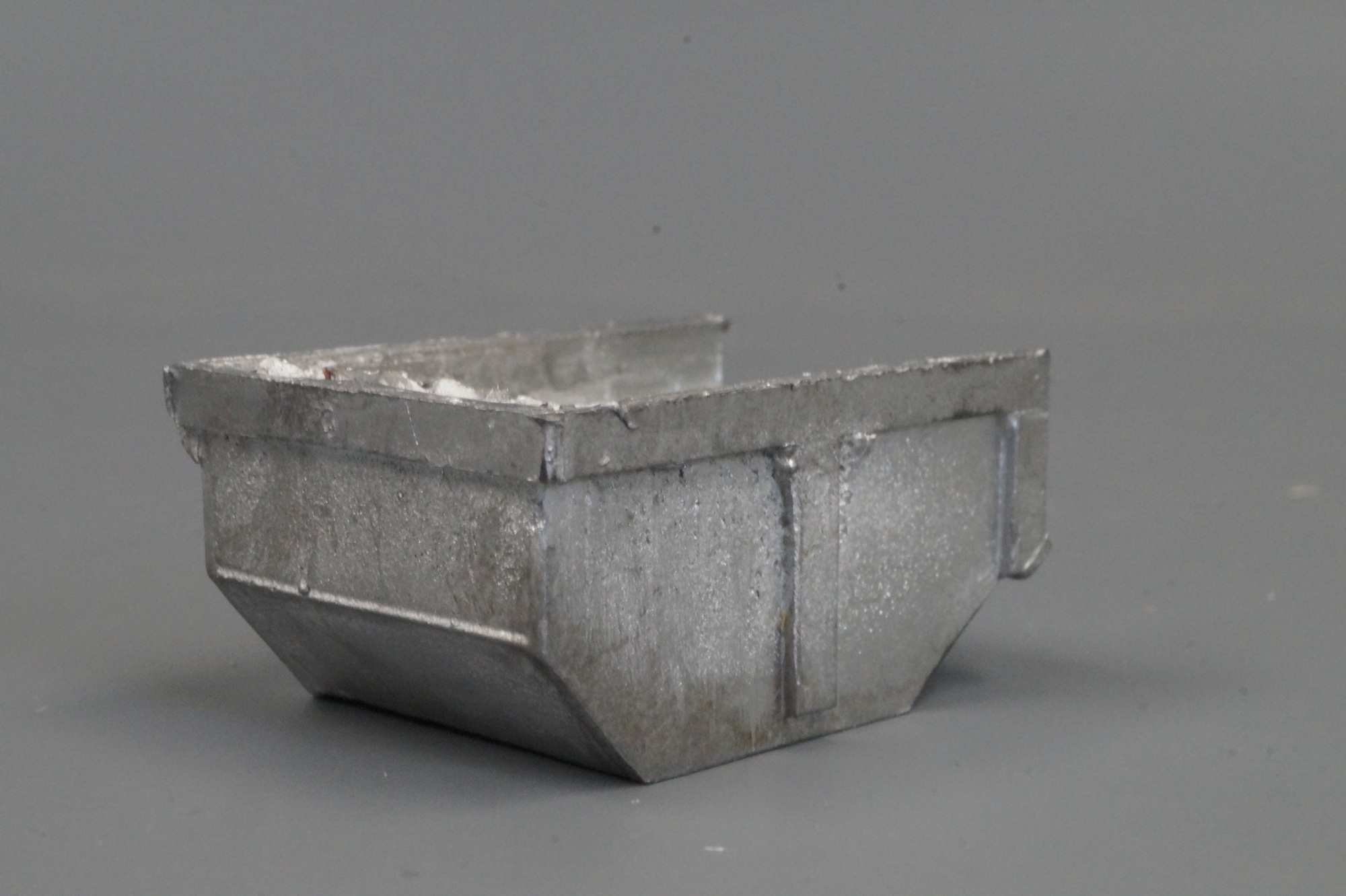 Zubehör  Abfallcontainer aus Zinkguß unlackiert