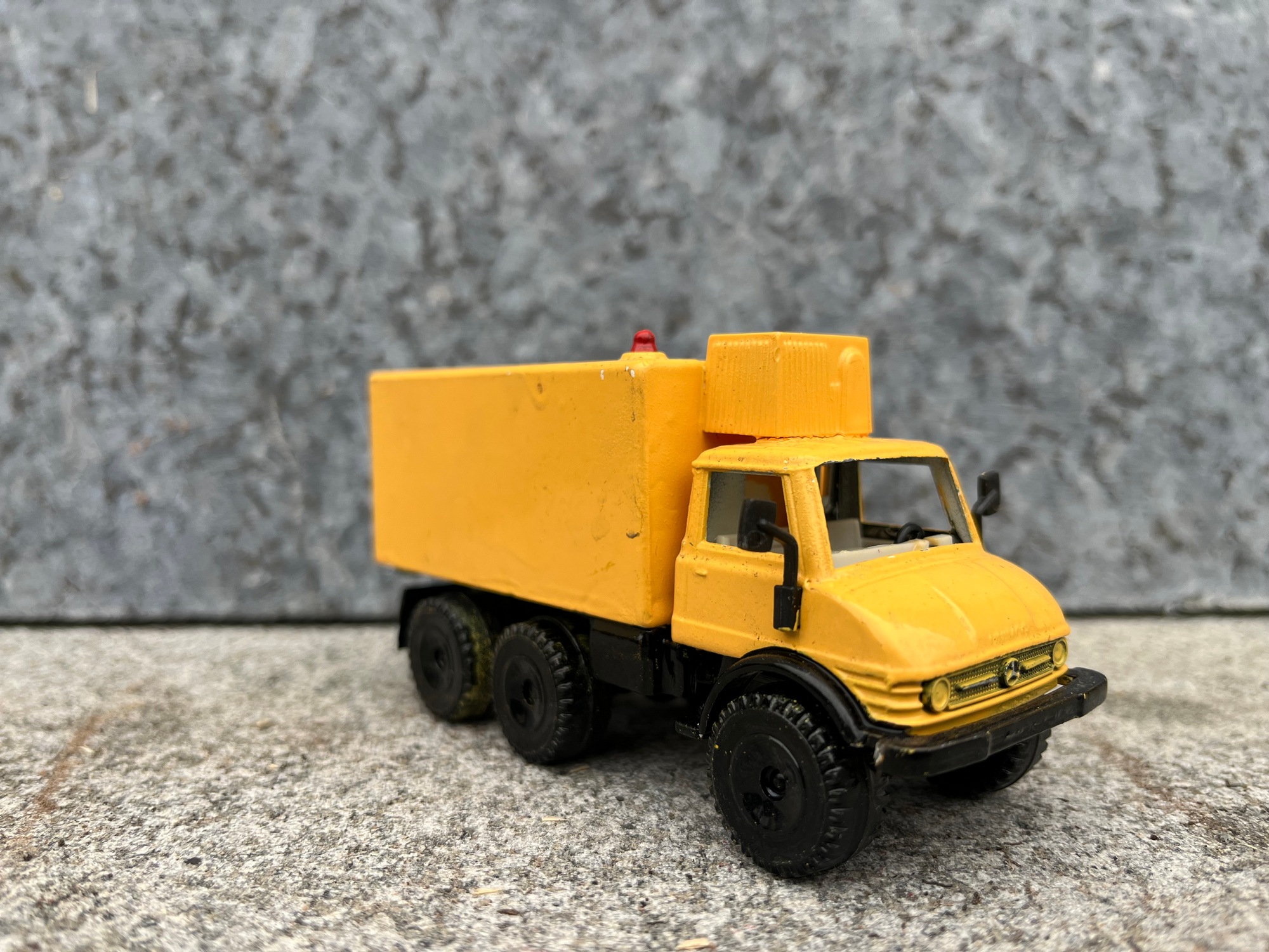 1820-Rainer- Mercedes Benz Koffer LKW umlackiert