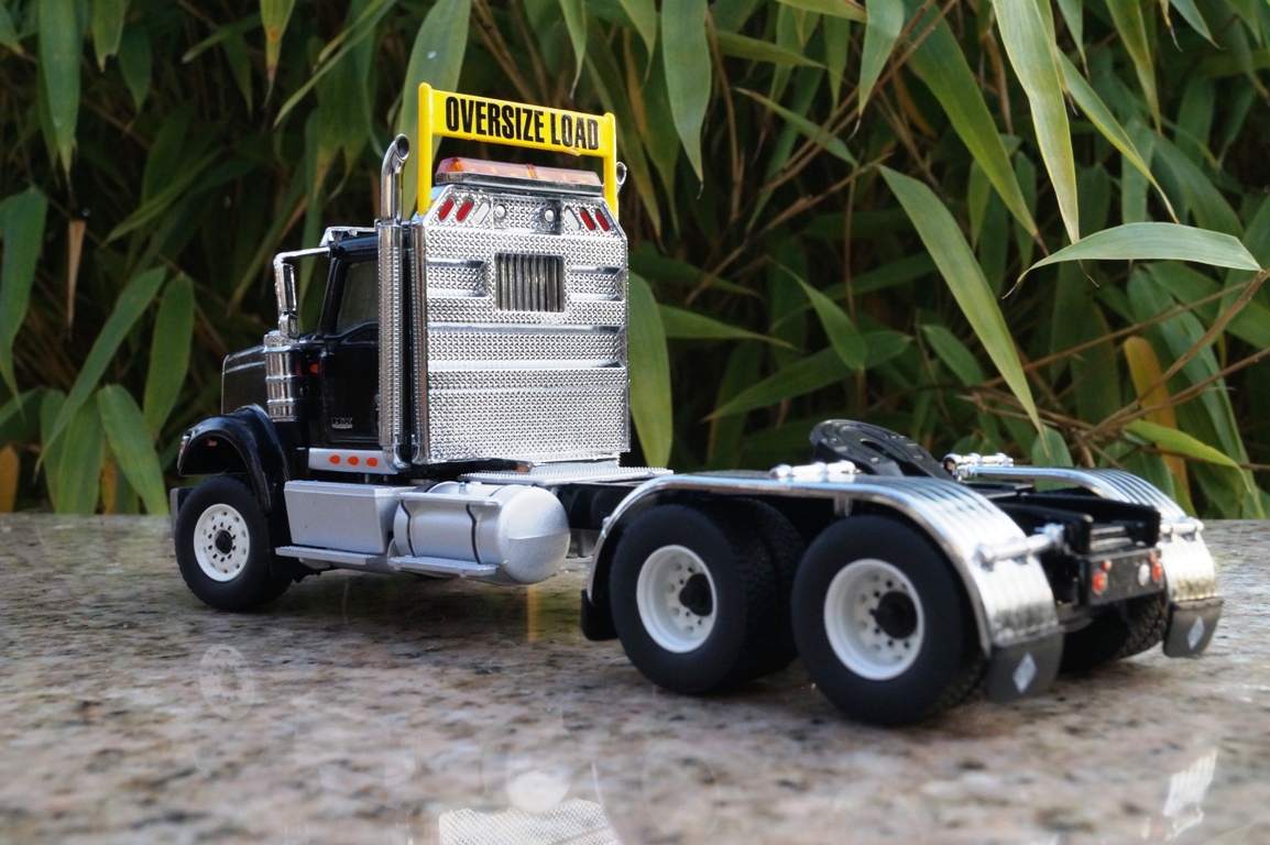 71003 - DCM - International HX 520 3achs Zugmaschine "metalic schwarz