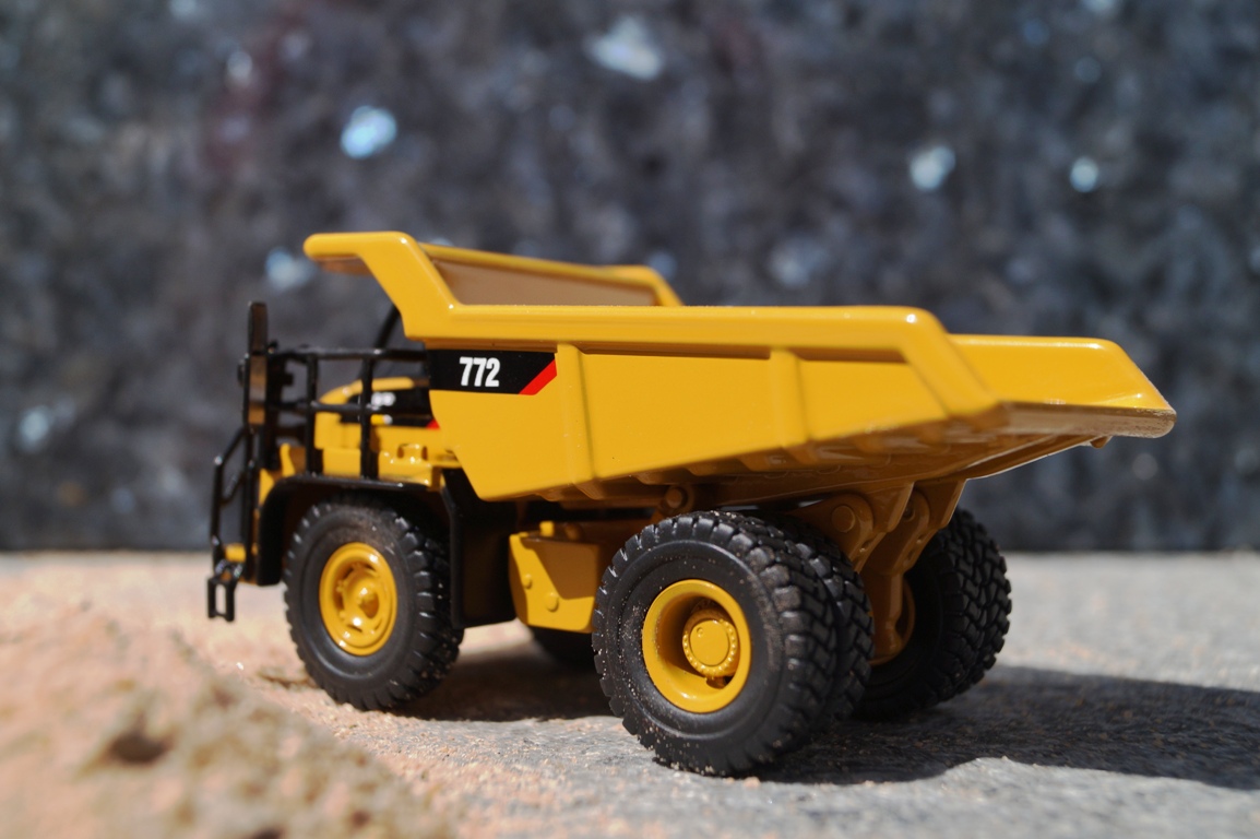 85261 -DCM - CAT 772 Muldenkipper  1:87
