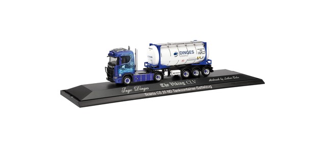 122382 - Herpa - Scania CS 20 Niedrigdach mit Pipes Tankcontainer-Sattelzug "Ingo Dinges" - PC
