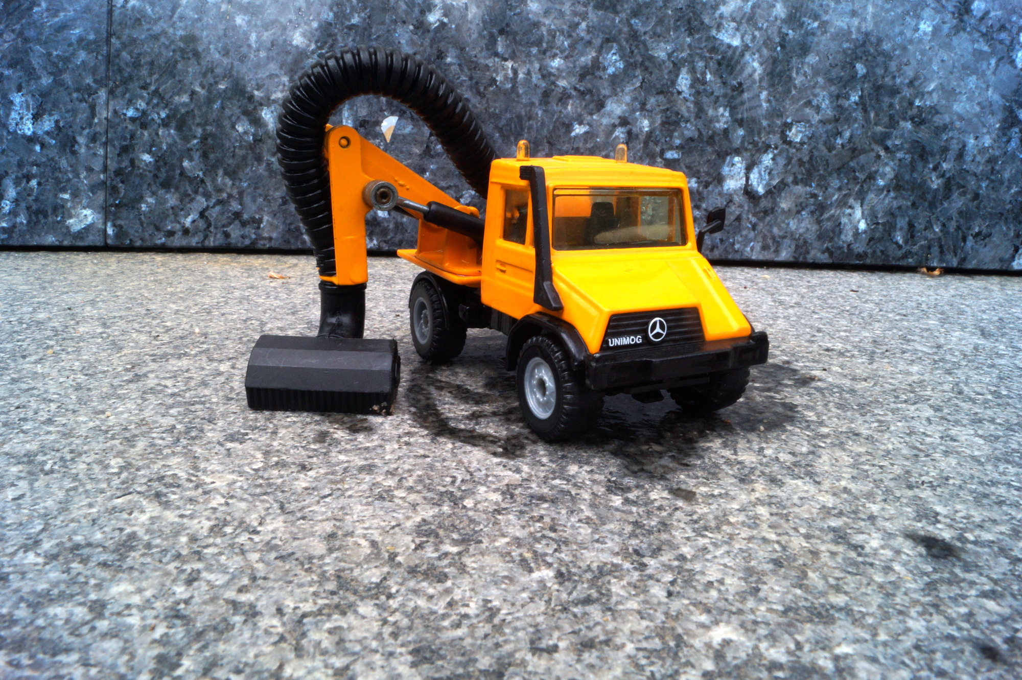 Mercedes Unimog mit Saugvorrichtung