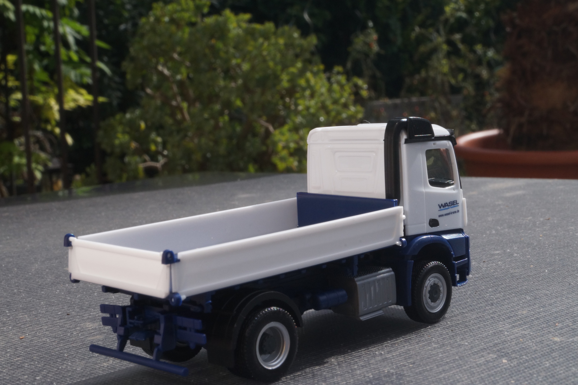 313181 - Herpa - Mercedes-Benz Arocs M 4x4 Dreiseitenkipper "Wasel"