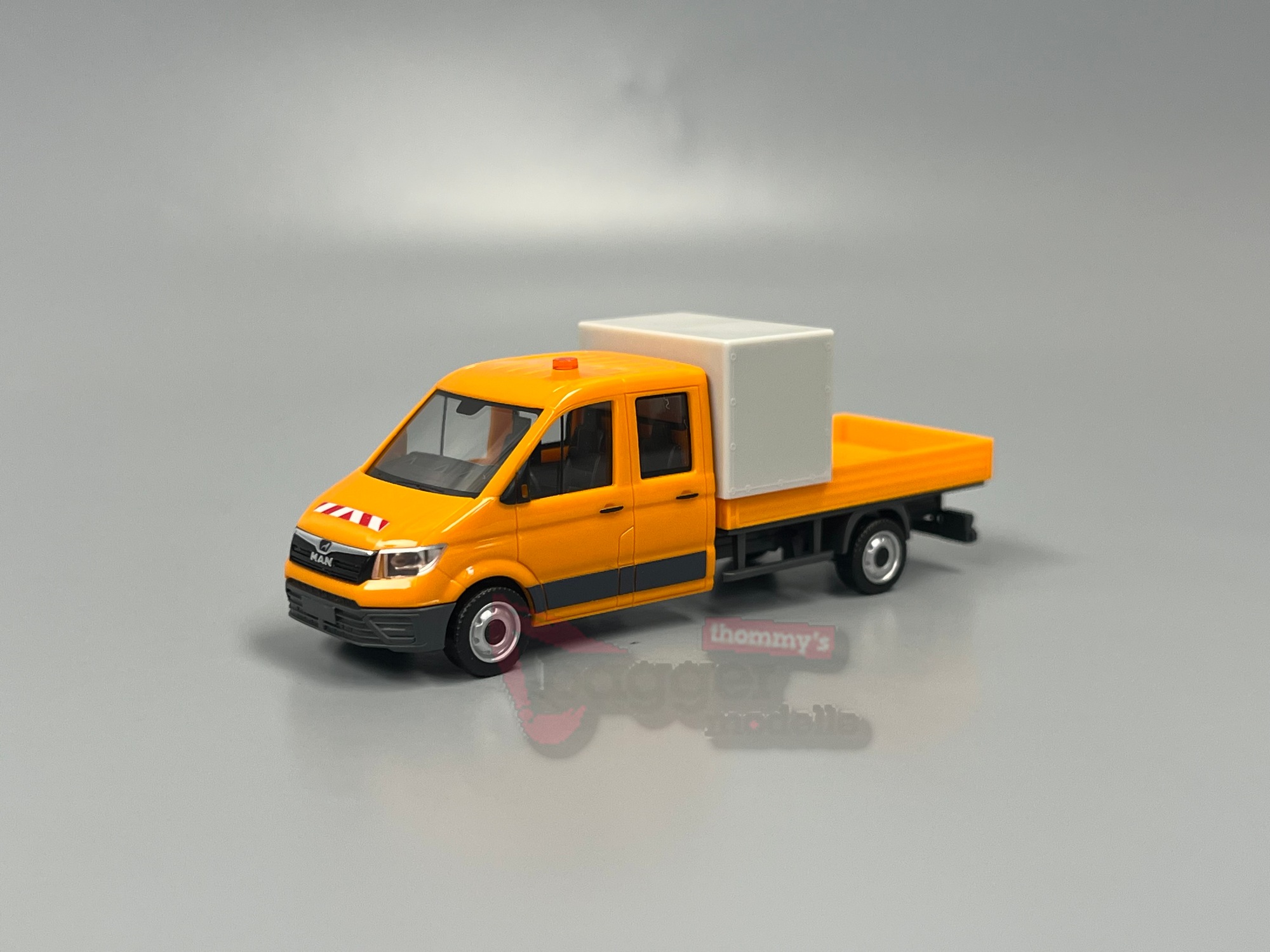 099141 - Herpa - MAN TGE Doppelkabine mit Pritsche und Halbplane Baustellenabsicherung, kommunalorange