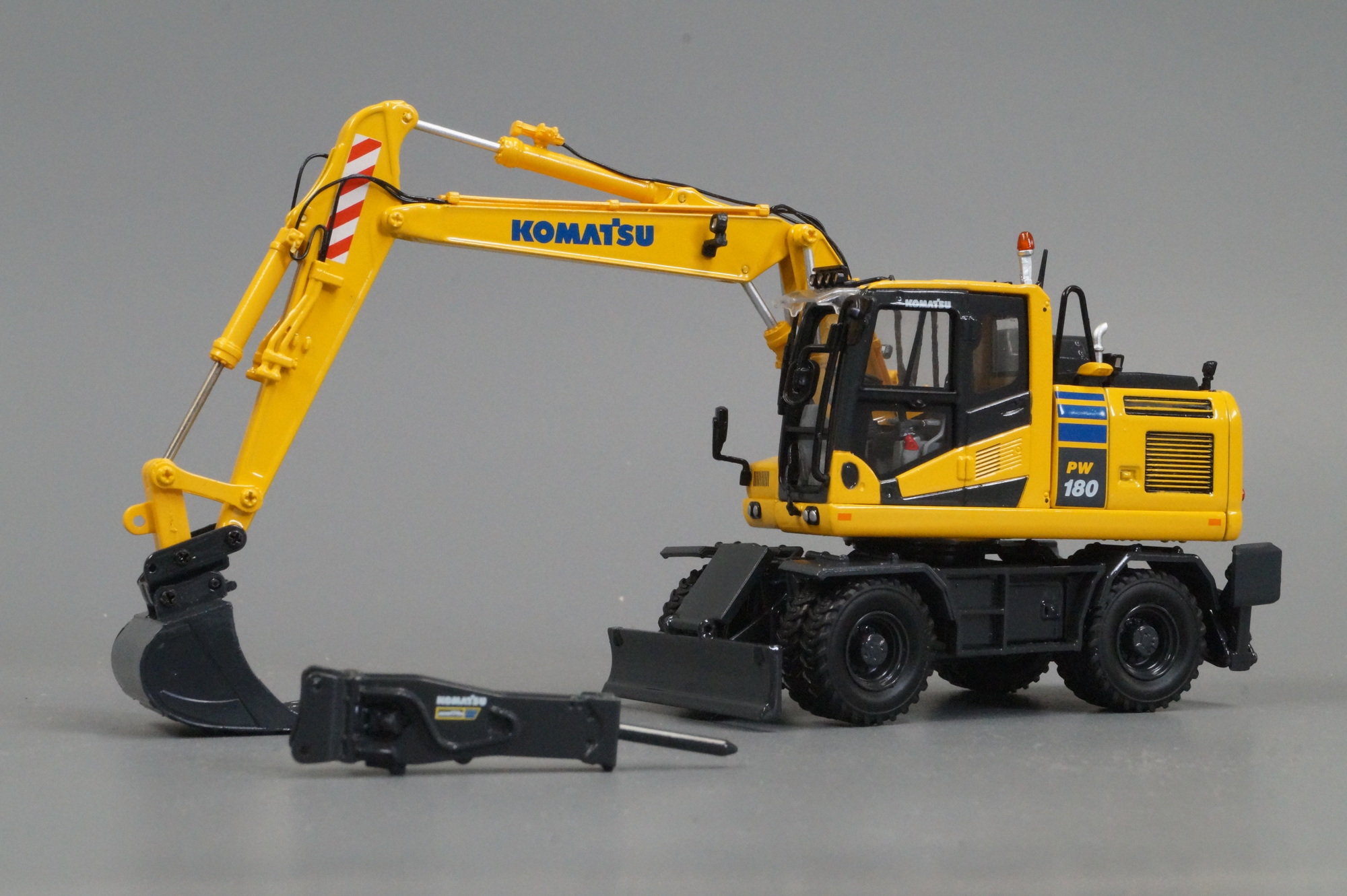 UH - 8163 - Komatsu  PW 180-11 Mobilbagger mit Hammer und Löffel