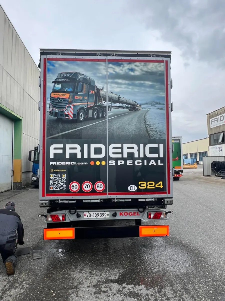 90415 - Tekno - Iveco S-Way 6x2 mit 3-Achs-Planenauflieger "Friderici"