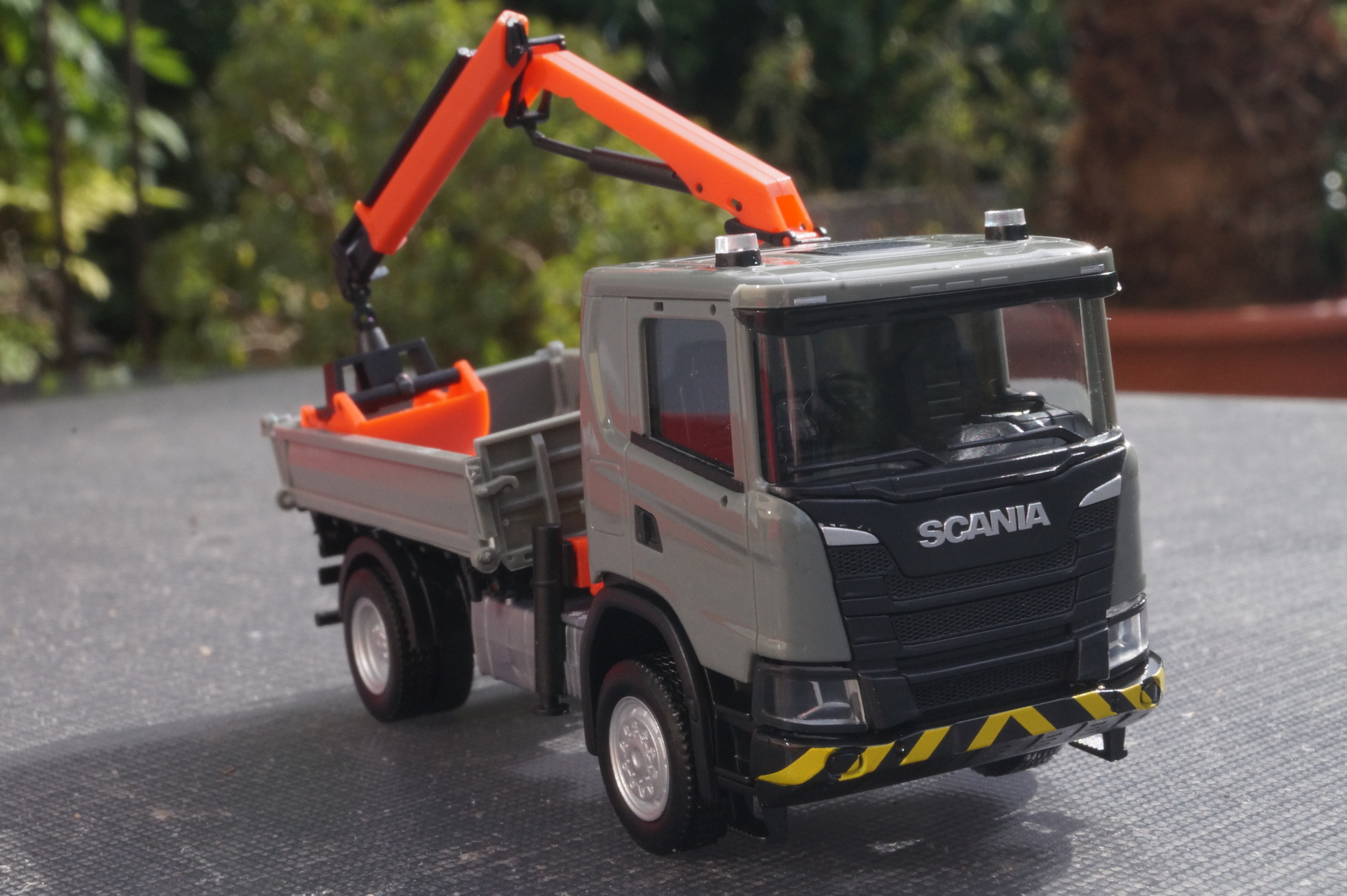 318051 - Herpa - Scania XT17 3-Seitenkipper mit Ladekran, grau/gelb