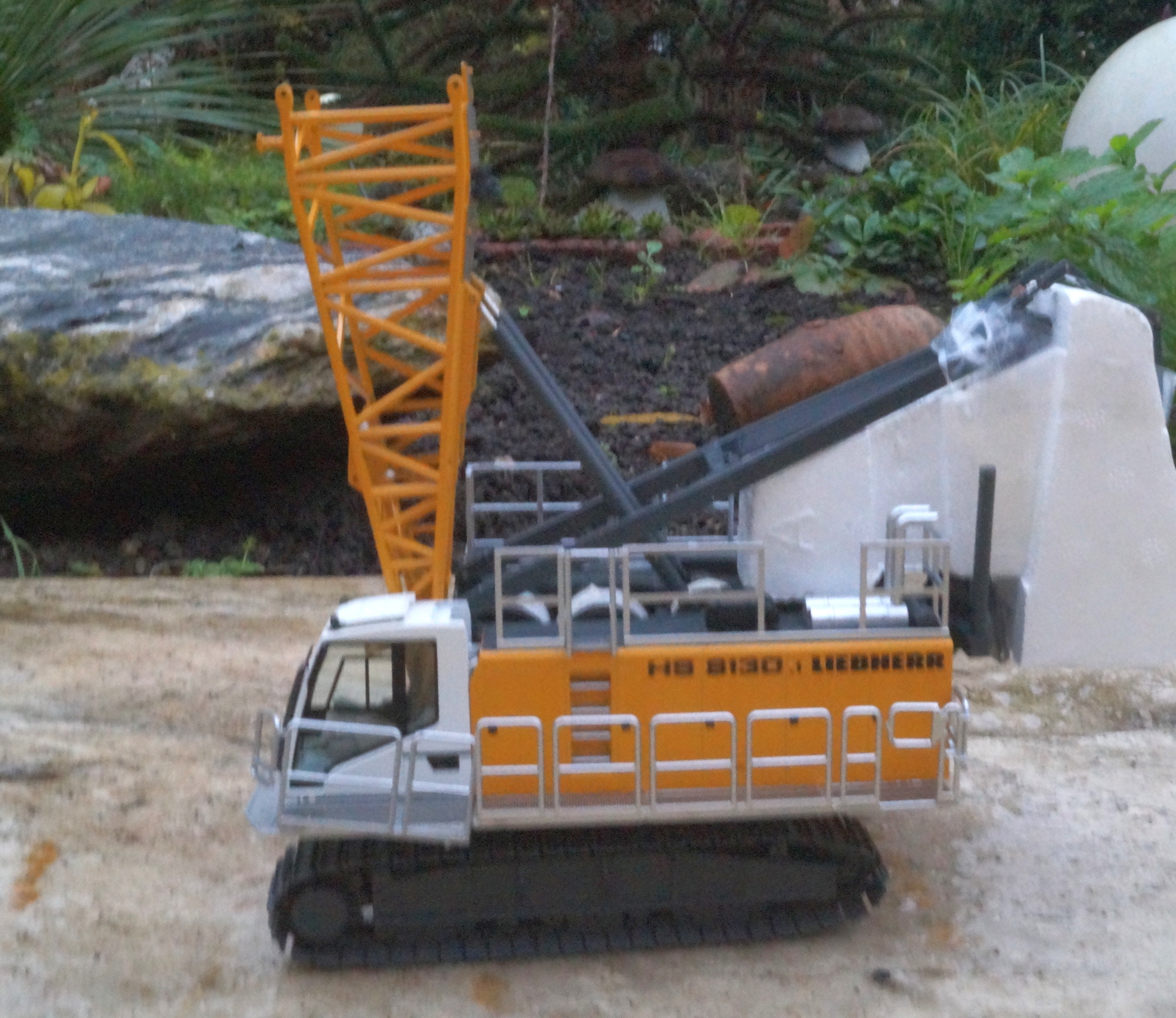 1046 - NZG - Liebherr HS 8130 Seilbagger mit Schlitzwandgreifer und Schleppschaufel