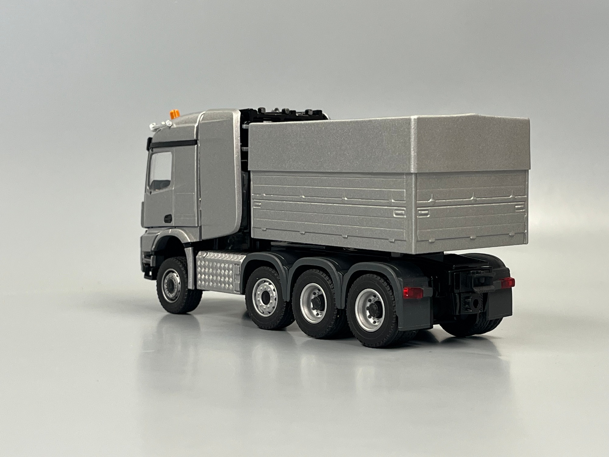 78001-11 -Conrad -Mercedes Benz Arocs Schwerlastzugmaschine  Stream Space 4achs  silber