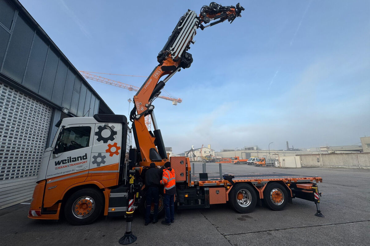 01-5380 - WSI - Volvo FH Aero 8x2 Flachbett mit Fassi Ladekran - Weiland - DE