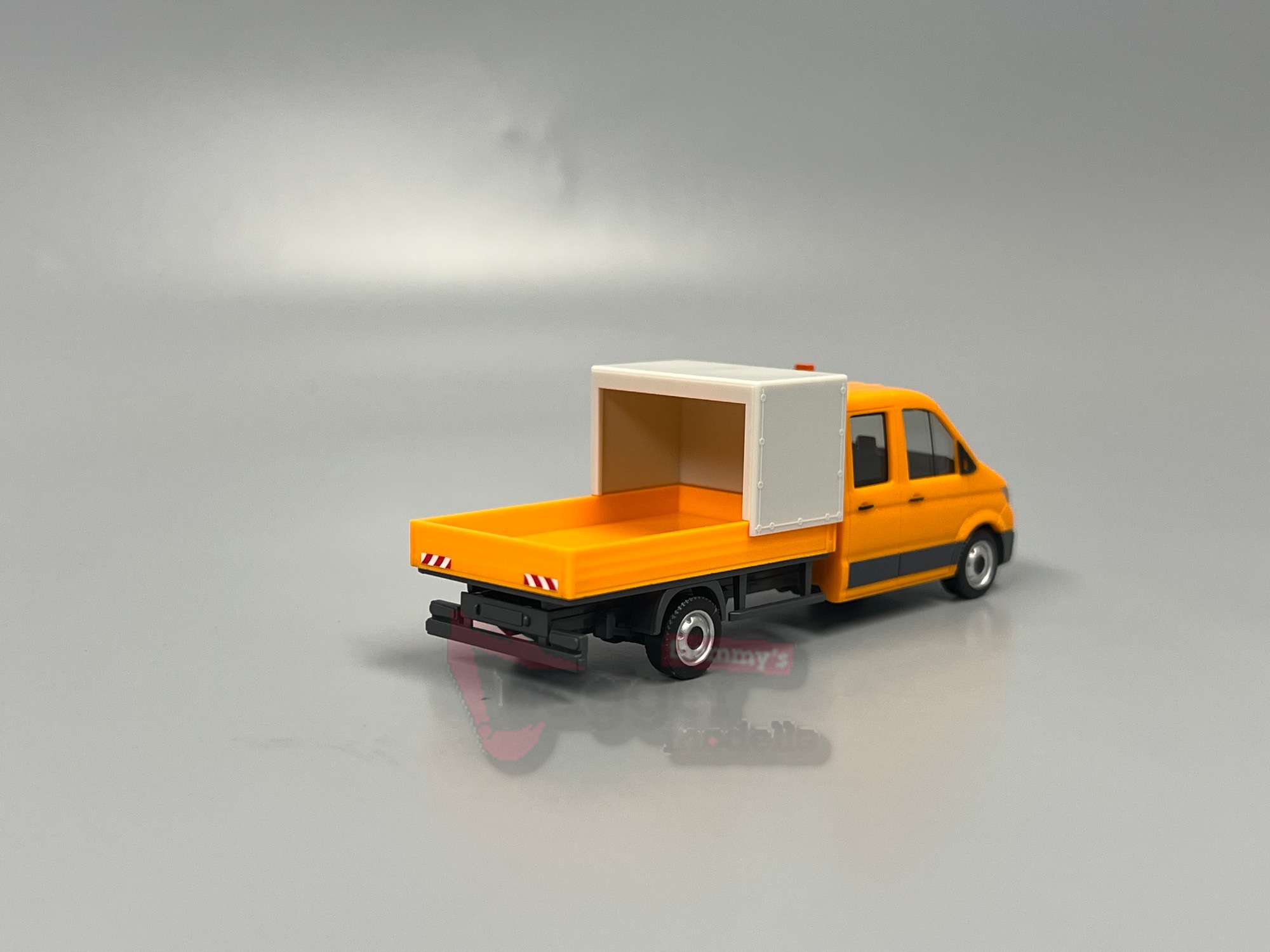 099141 - Herpa - MAN TGE Doppelkabine mit Pritsche und Halbplane Baustellenabsicherung, kommunalorange
