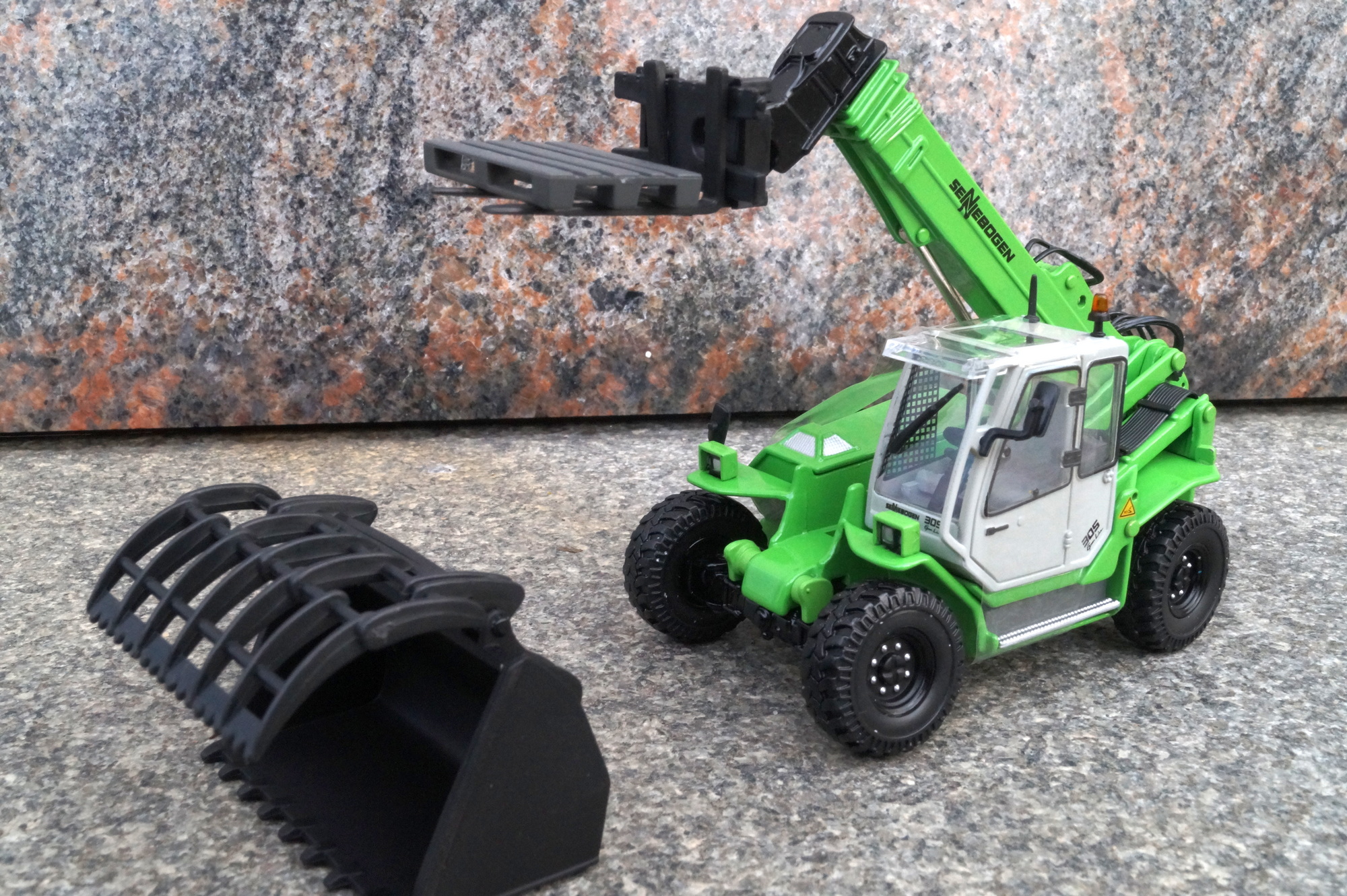 1947 - Ros - Sennebogen 305C Teleskoplader mit Anbauteilen