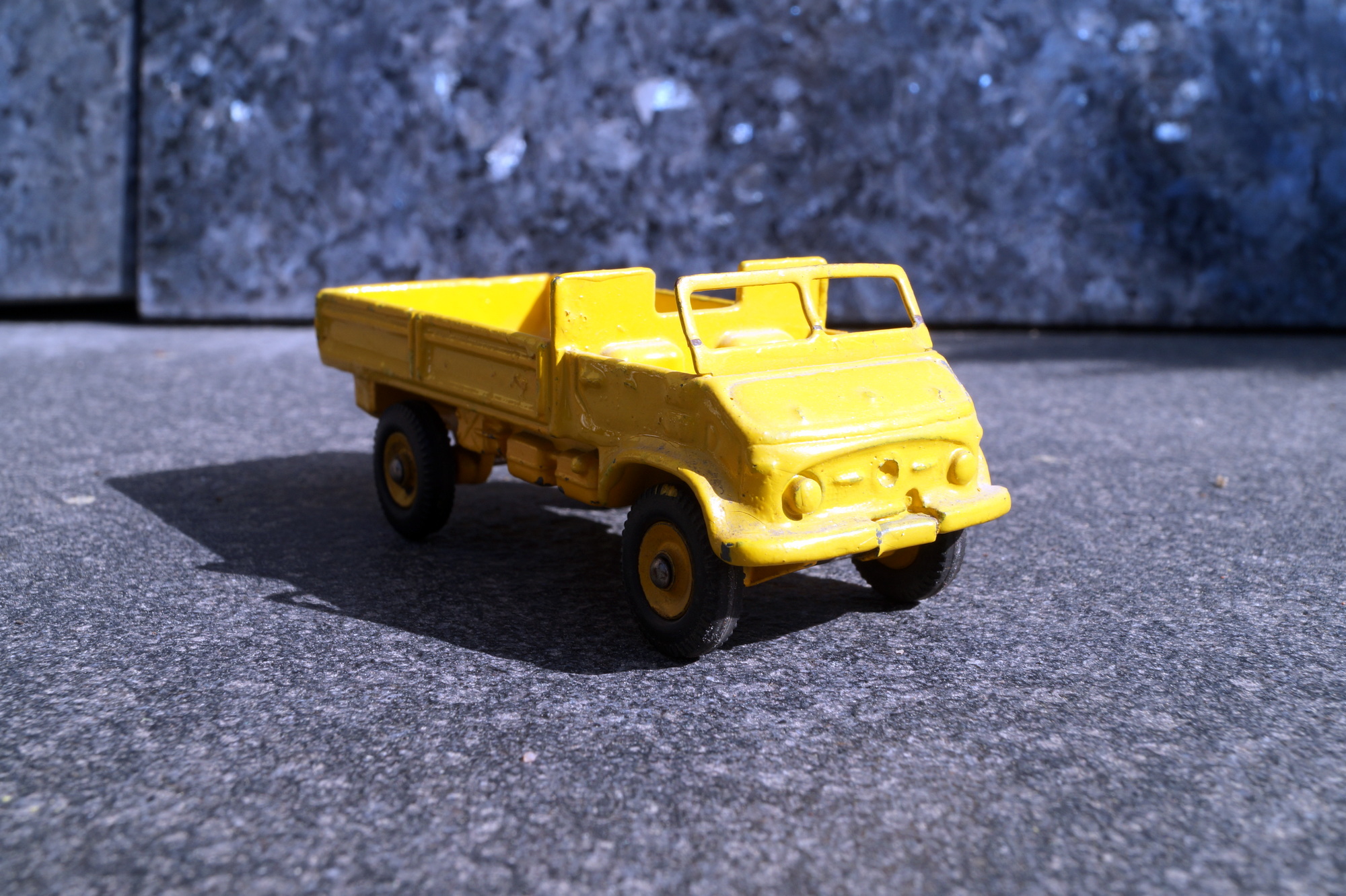 Mercedes Benz Unimog  Pritschenwagen "Lackfehler"