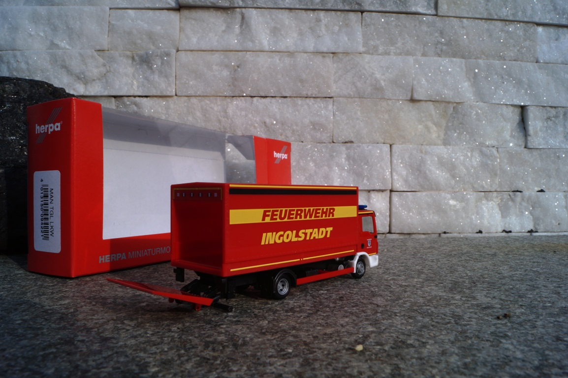 094221 - Herpa - MAN TGL Planen LKW mit Ladebordwand "Feuerwehr Ingolstadt"