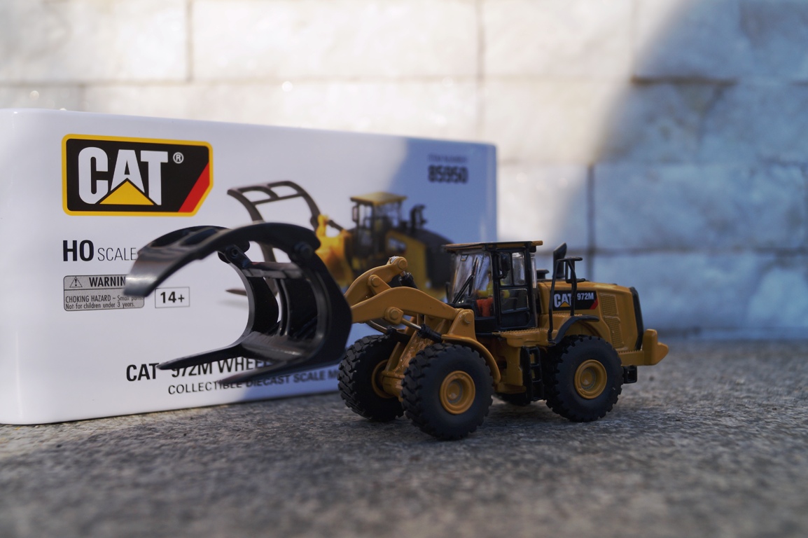 85950 - DCM -CAT 972M Radlader mit Holzgreifer  1:87