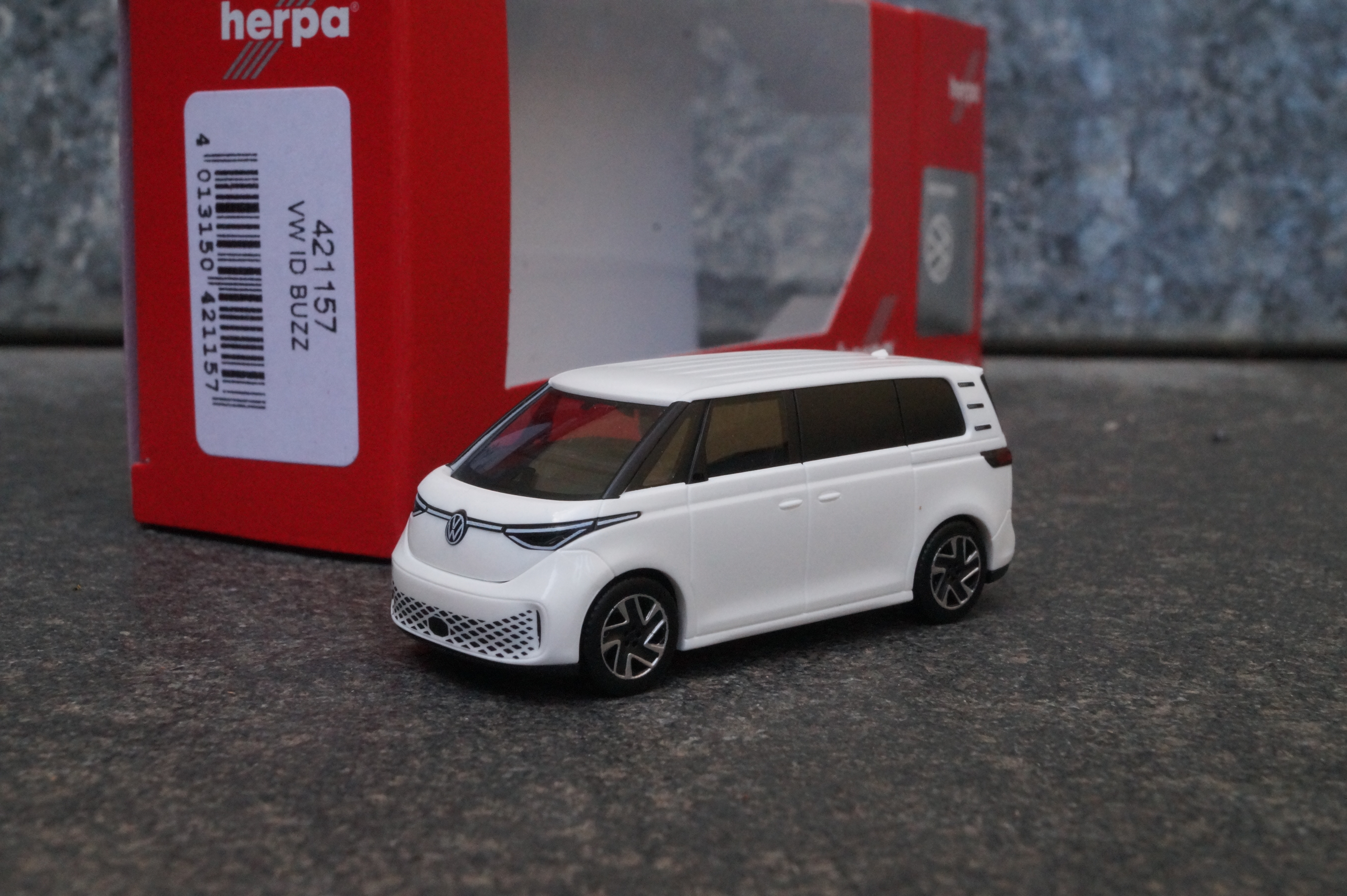 421157 -Herpa -Wolkswagen ( VW)  ID. Buzz, E- Auto Candyweiß